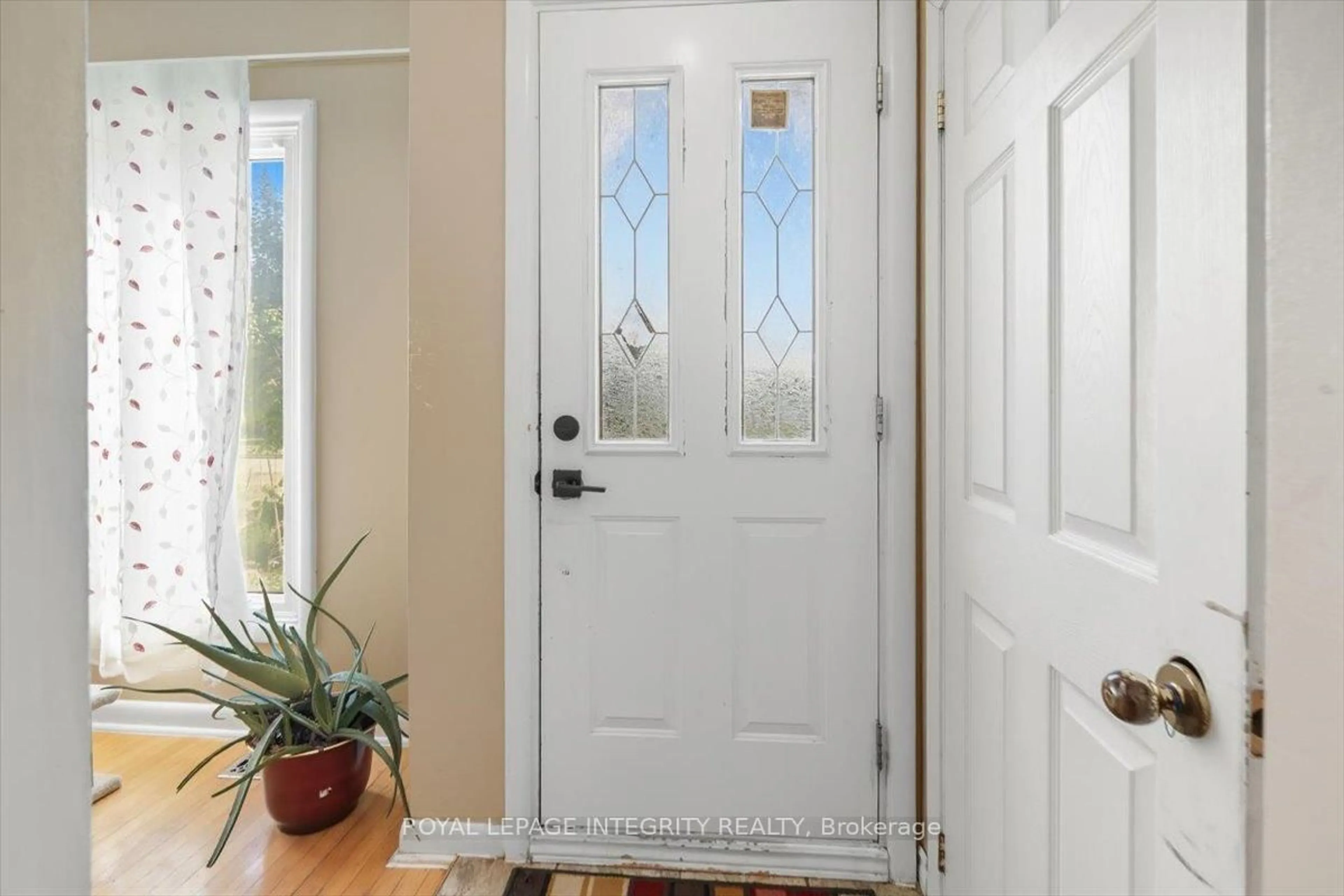 Indoor entryway for 1293 Maitland Ave, Ottawa Ontario K2C 2C4