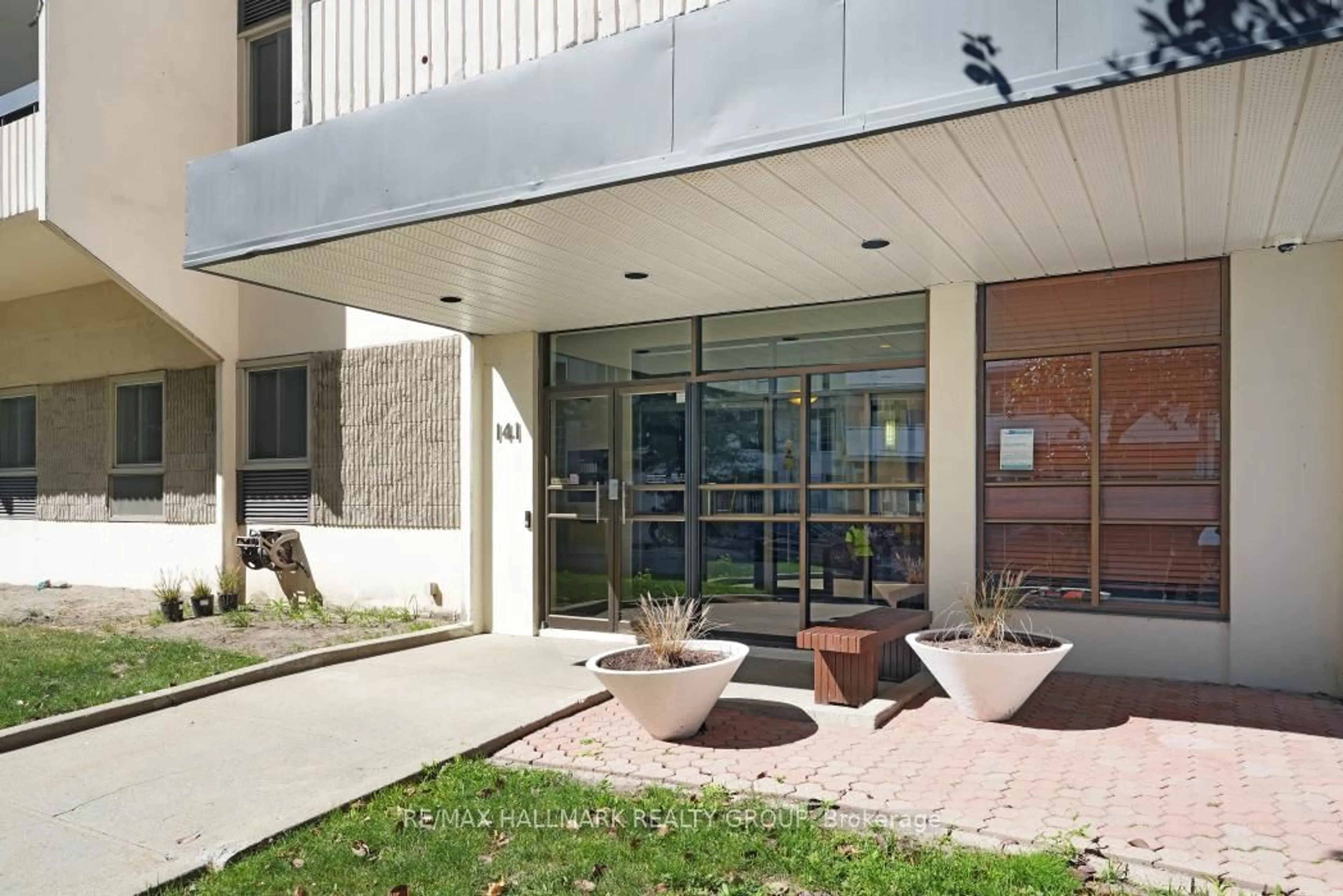 Unknown for 141 Somerset St #403, Ottawa Ontario K2P 2H1