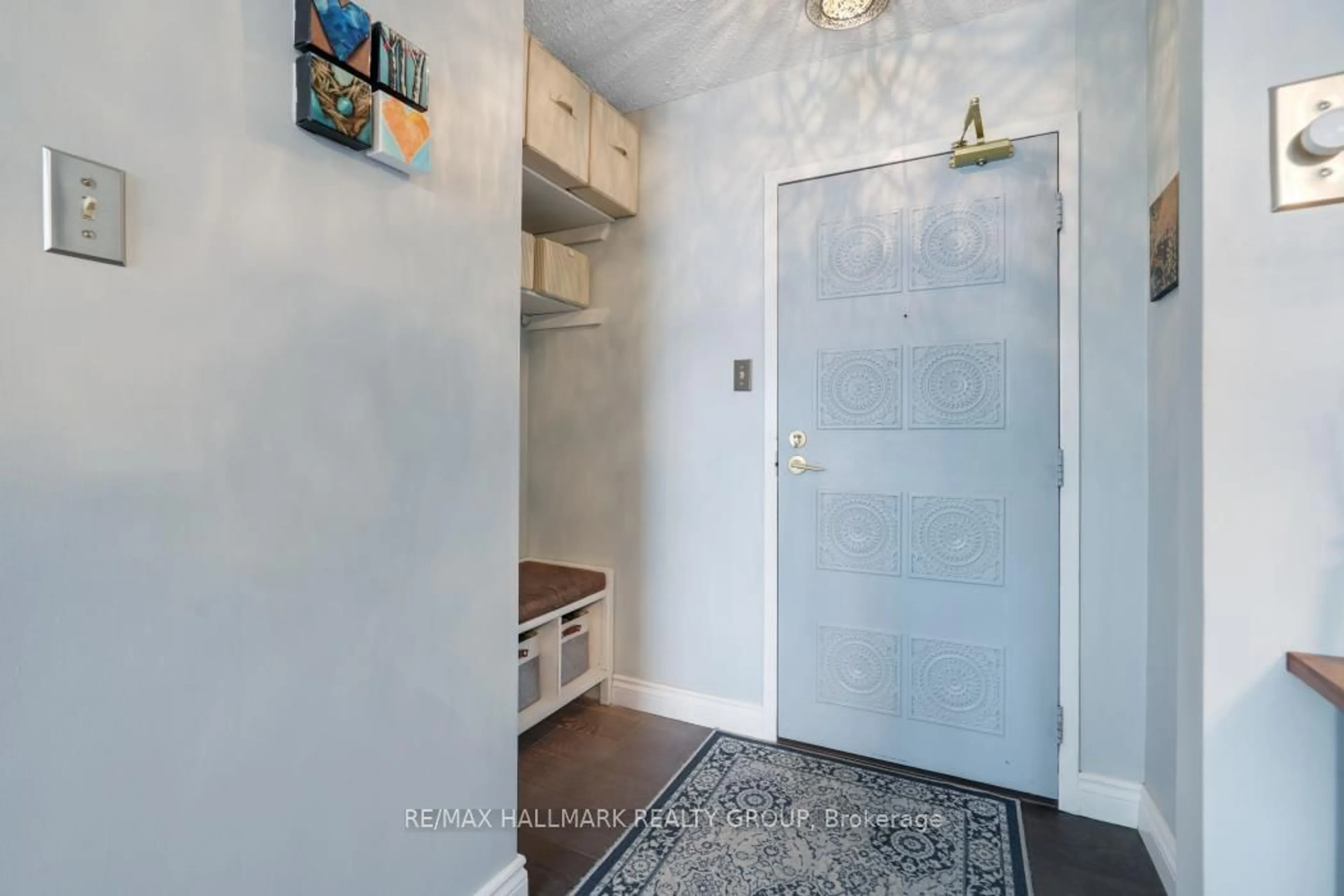 Indoor entryway for 141 Somerset St #403, Ottawa Ontario K2P 2H1