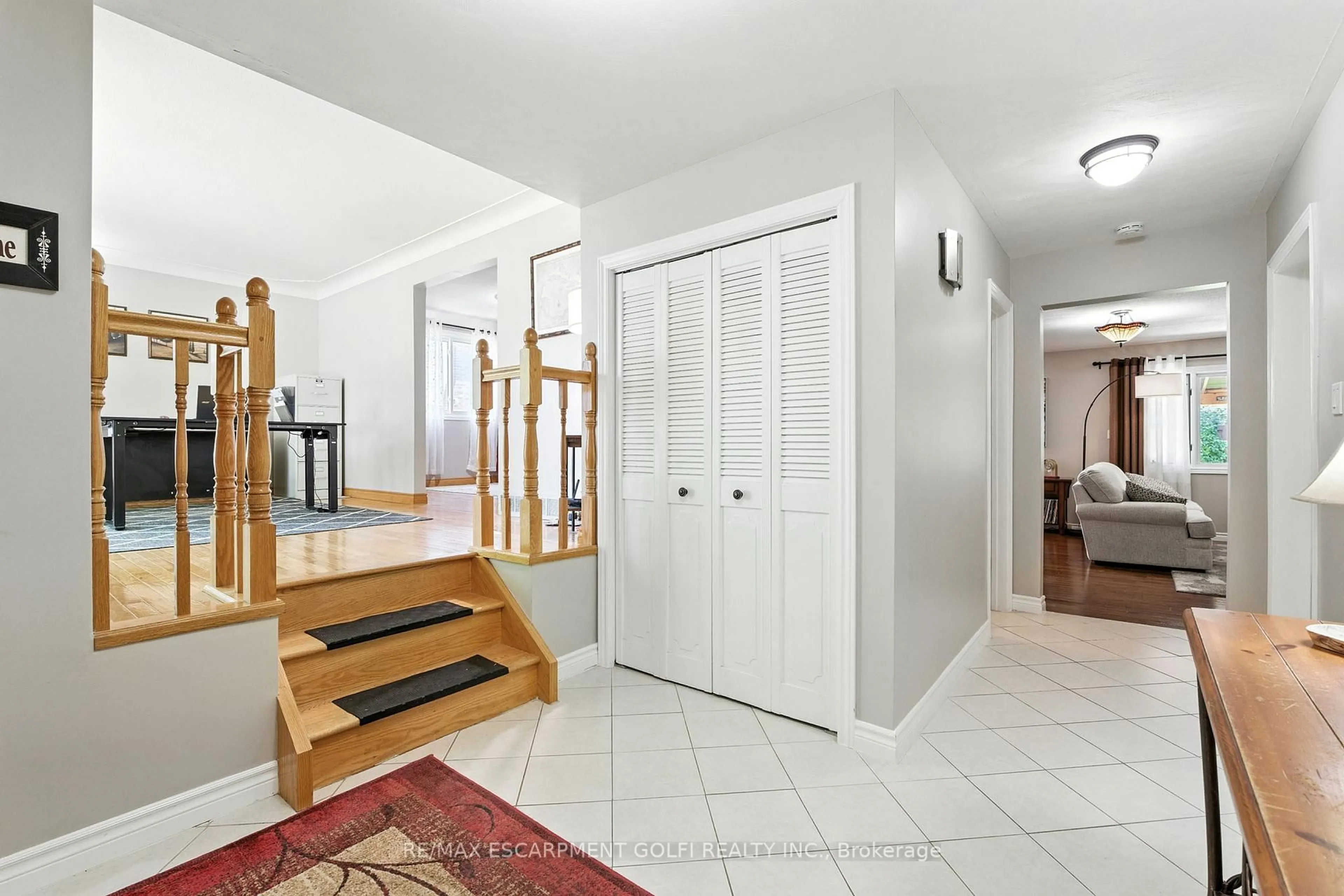 Indoor foyer for 7022 York Dr, Niagara Falls Ontario L2E 7A3