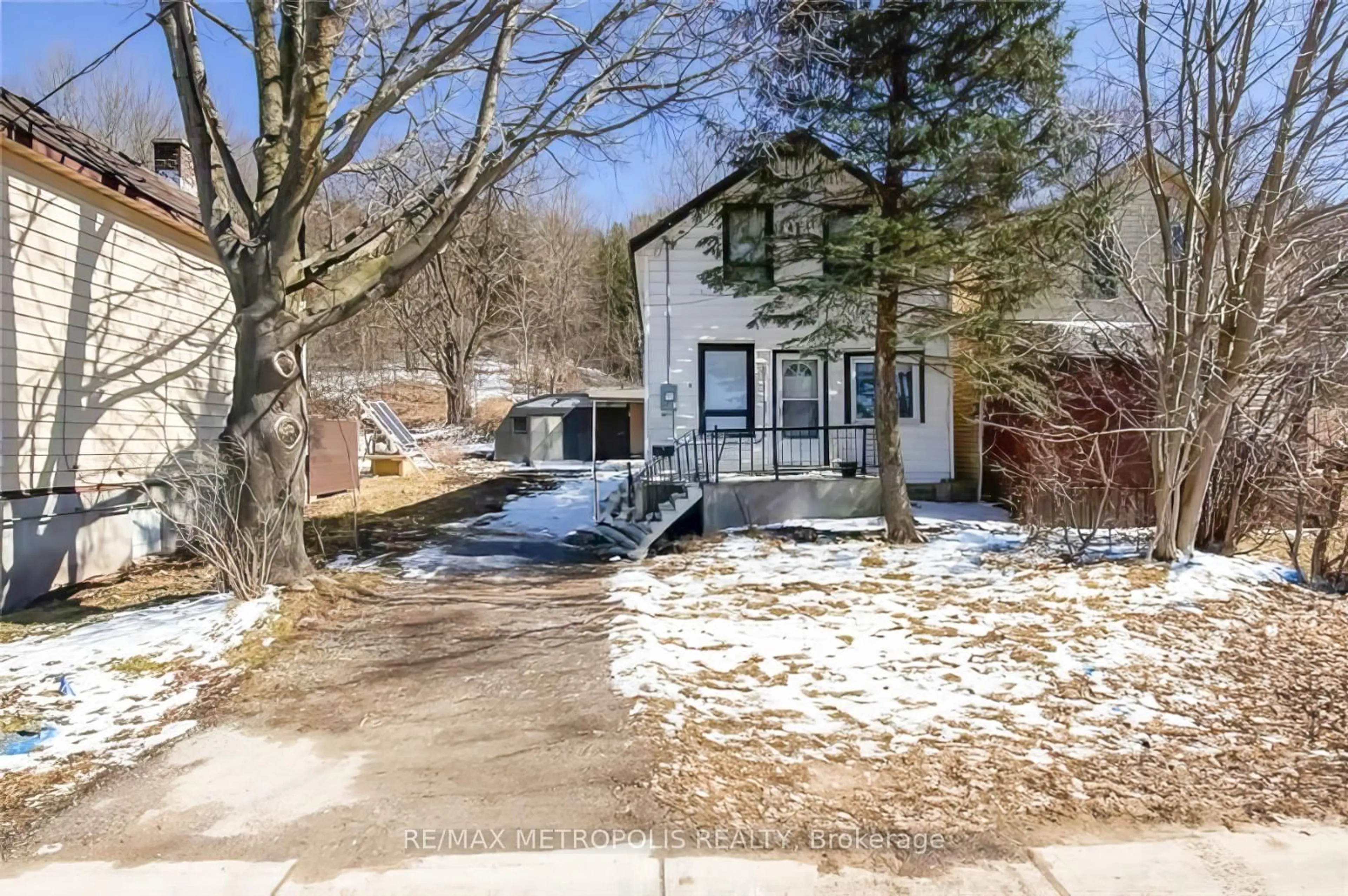A pic from outside/outdoor area/front of a property/back of a property/a pic from drone, street for 2195 3rd Ave, Owen Sound Ontario N4K 2M5
