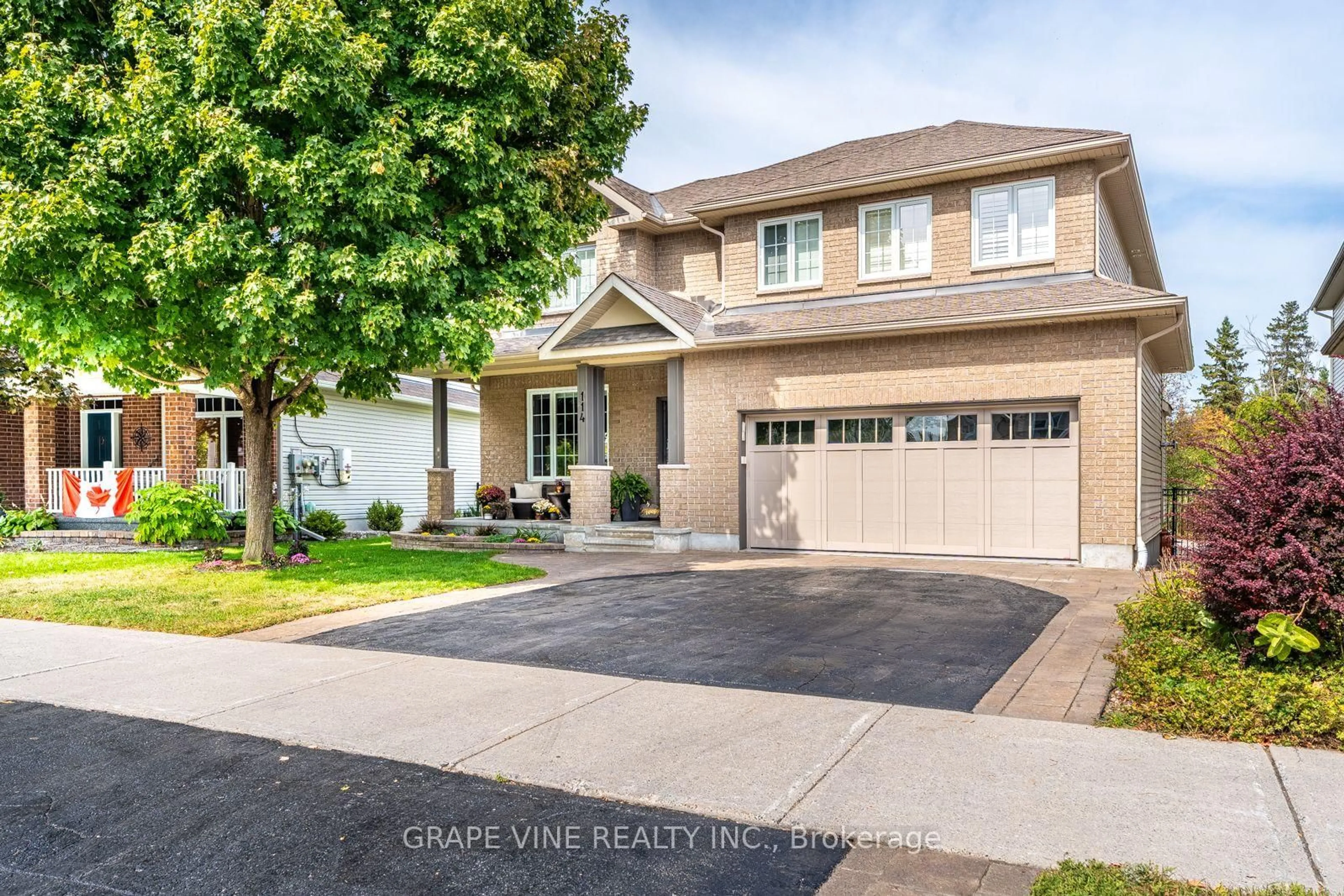Home with vinyl exterior material, street for 114 Kimpton Dr, Stittsville Ontario K2S 0B9