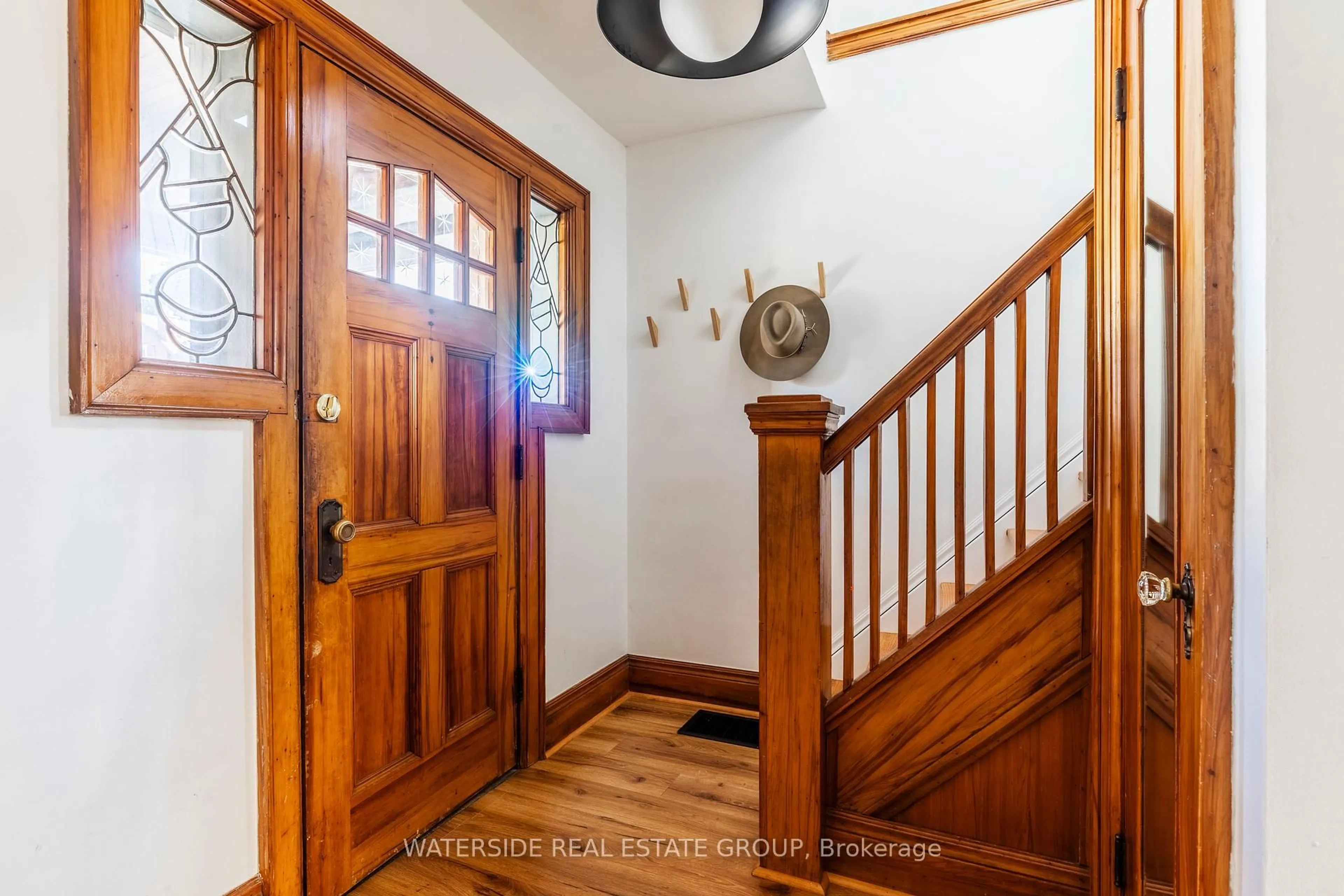 Indoor entryway for 288 Houghton Ave, Hamilton Ontario L8K 2N3