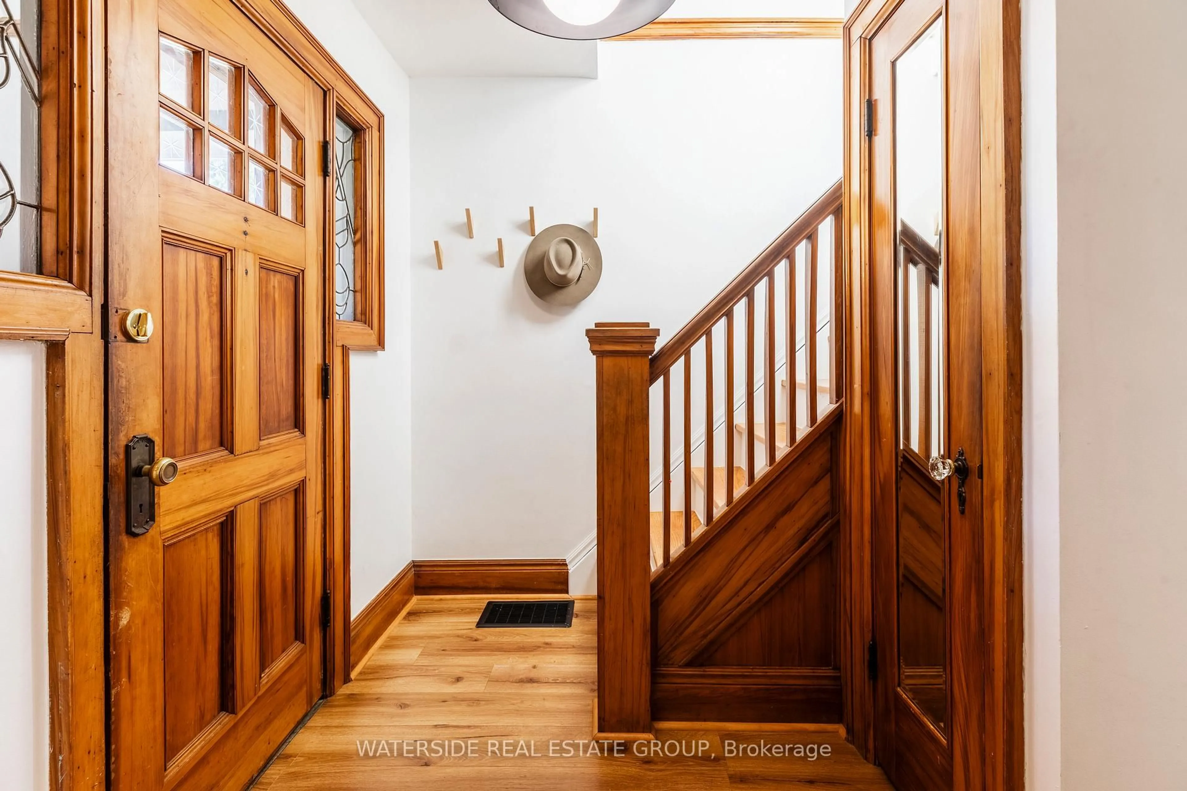 Indoor entryway for 288 Houghton Ave, Hamilton Ontario L8K 2N3