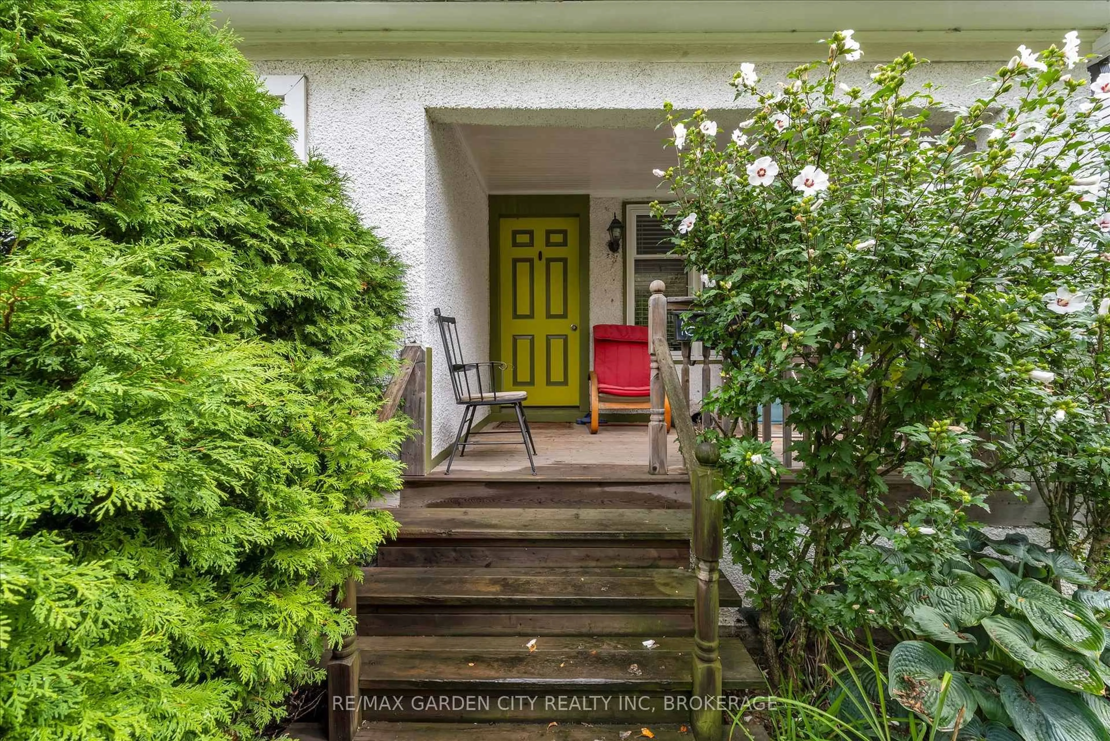 Indoor entryway for 16 Ida St, St. Catharines Ontario L2R 3X4