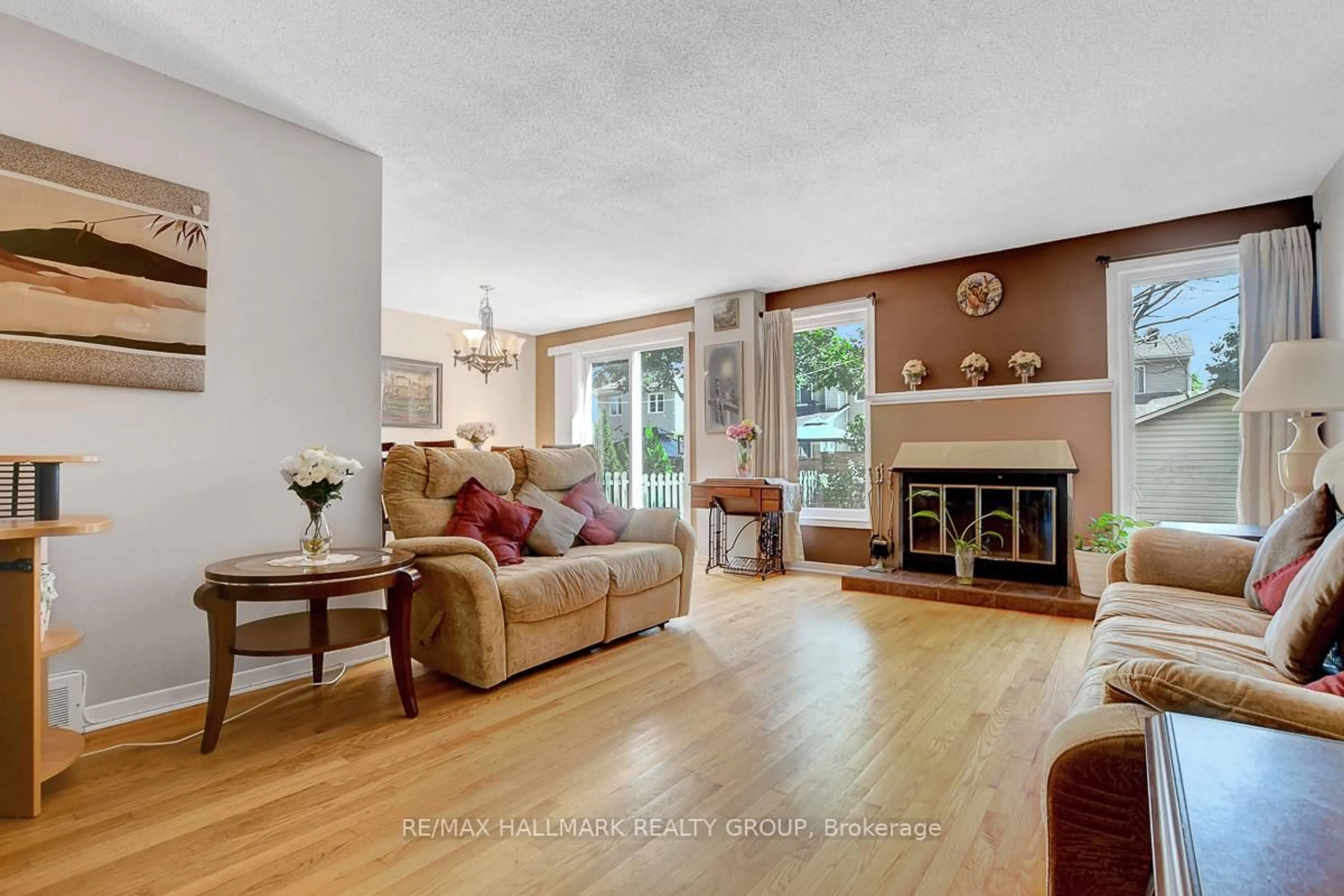 Living room with furniture, unknown for 6078 Rivercrest Dr, Gloucester Ontario K1C 5R2