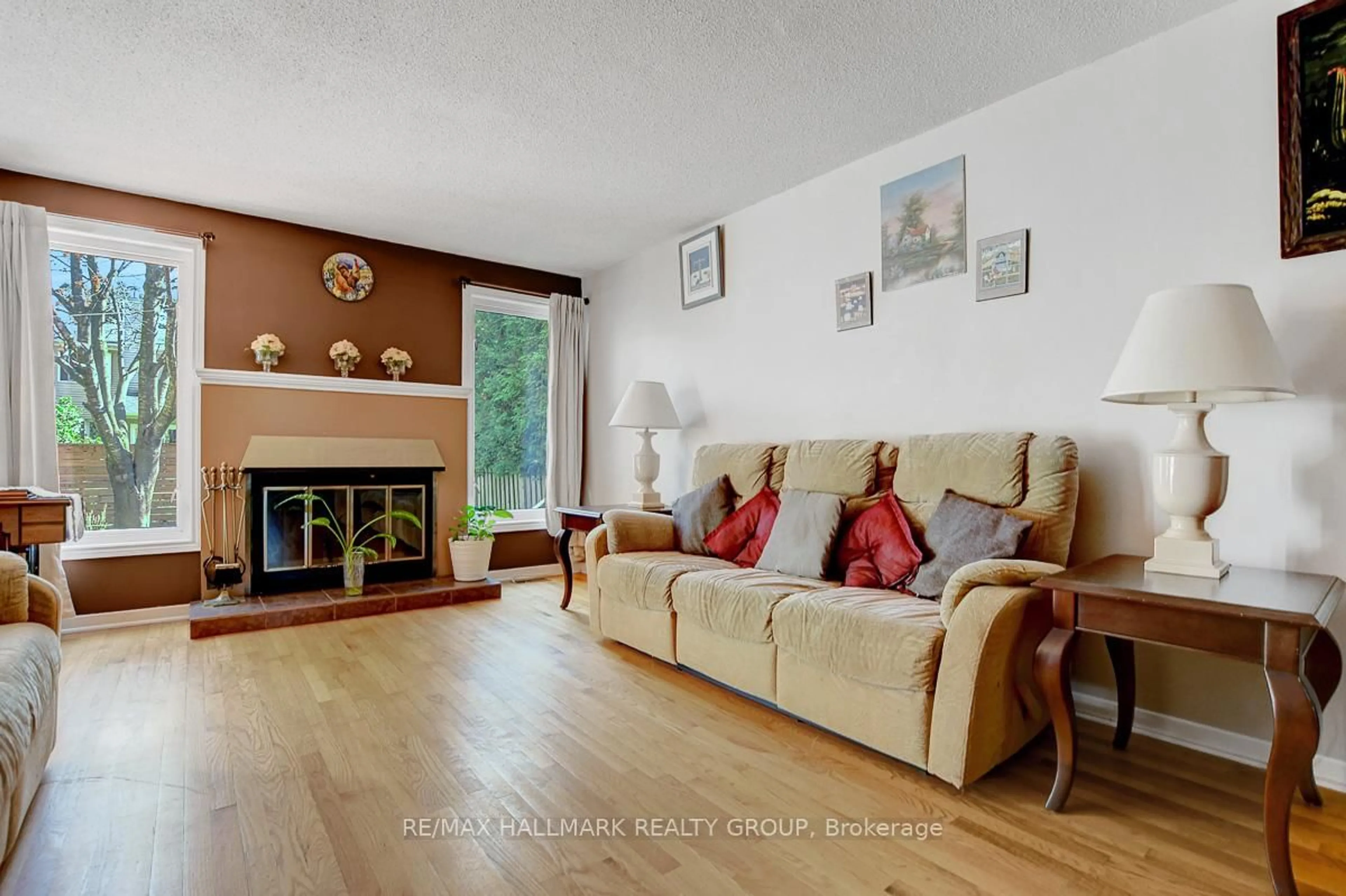 Living room with furniture, wood/laminate floor for 6078 Rivercrest Dr, Gloucester Ontario K1C 5R2