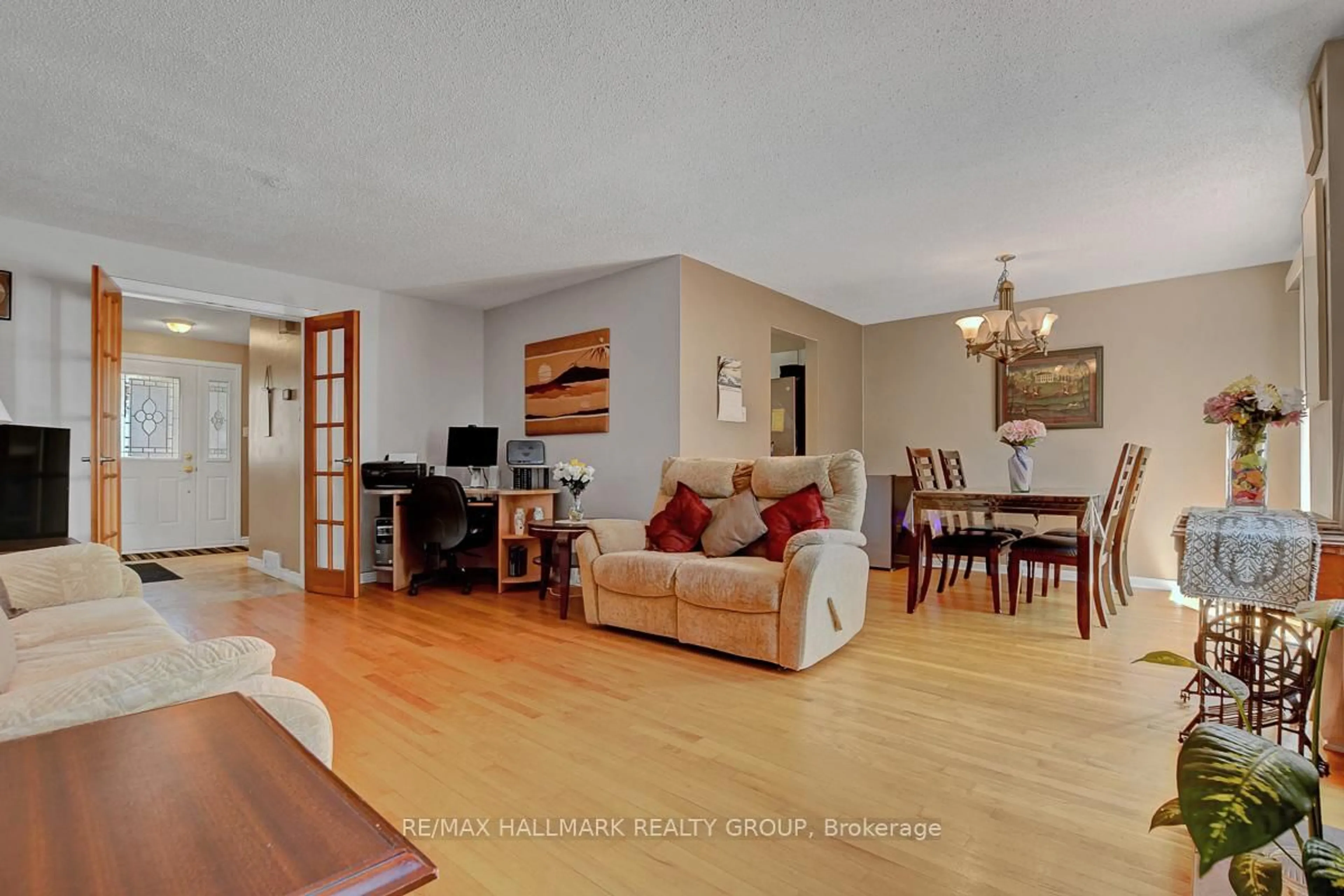 Living room with furniture, wood/laminate floor for 6078 Rivercrest Dr, Gloucester Ontario K1C 5R2