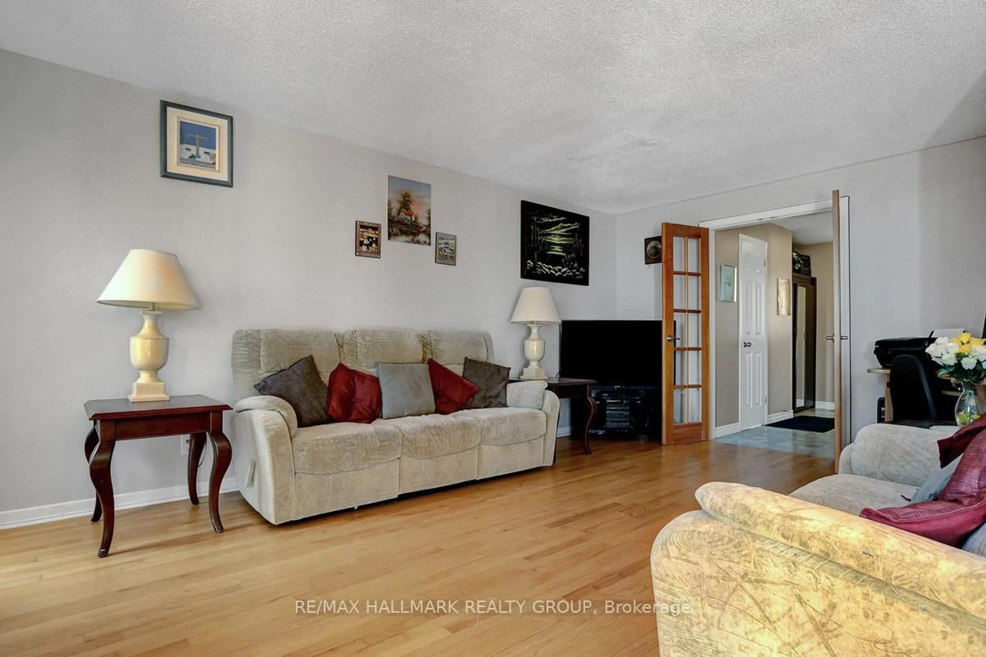 Living room with furniture, wood/laminate floor for 6078 Rivercrest Dr, Gloucester Ontario K1C 5R2
