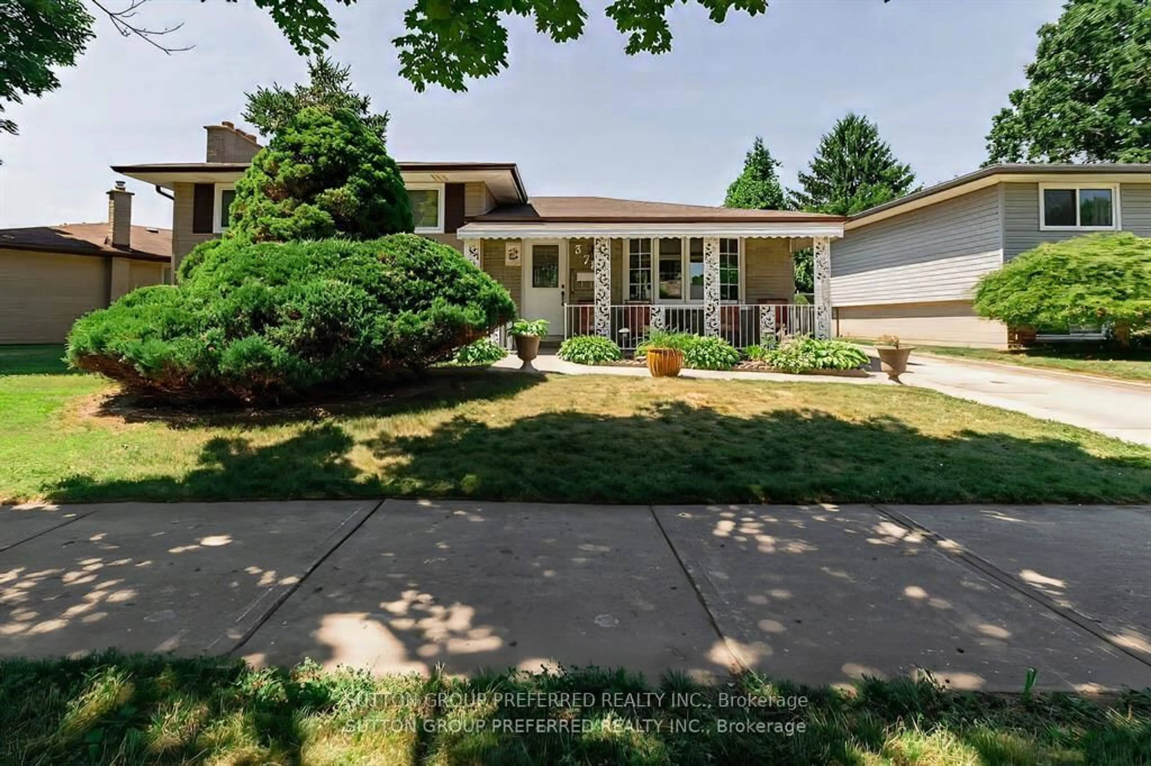 A pic from outside/outdoor area/front of a property/back of a property/a pic from drone, street for 378 Hudson Dr, London East Ontario N5V 1E6