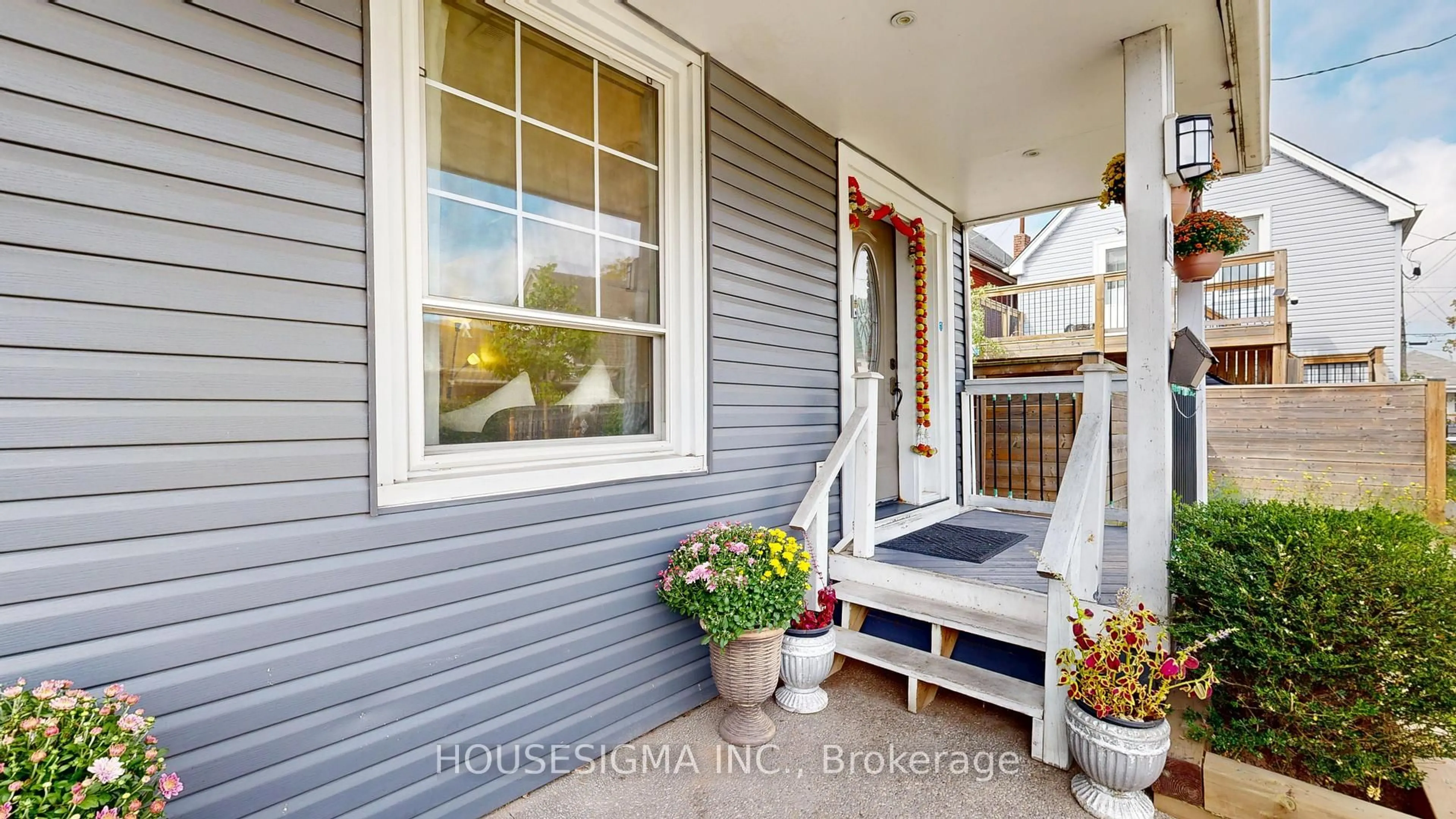 Home with vinyl exterior material, street for 6 Albany Ave, Hamilton Ontario L8H 2H2