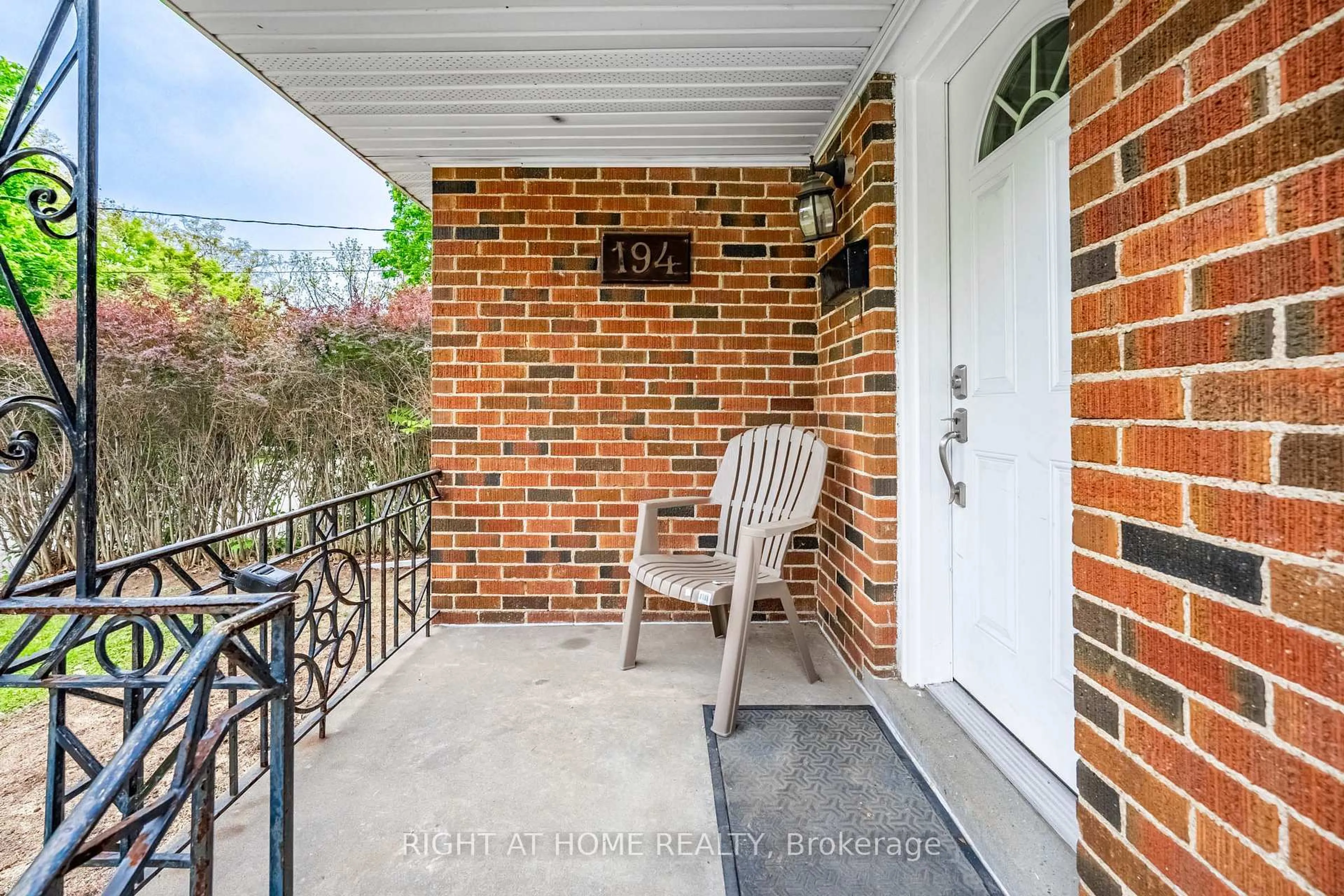Patio, street for 194 Cline Ave, Hamilton Ontario L8S 1X4