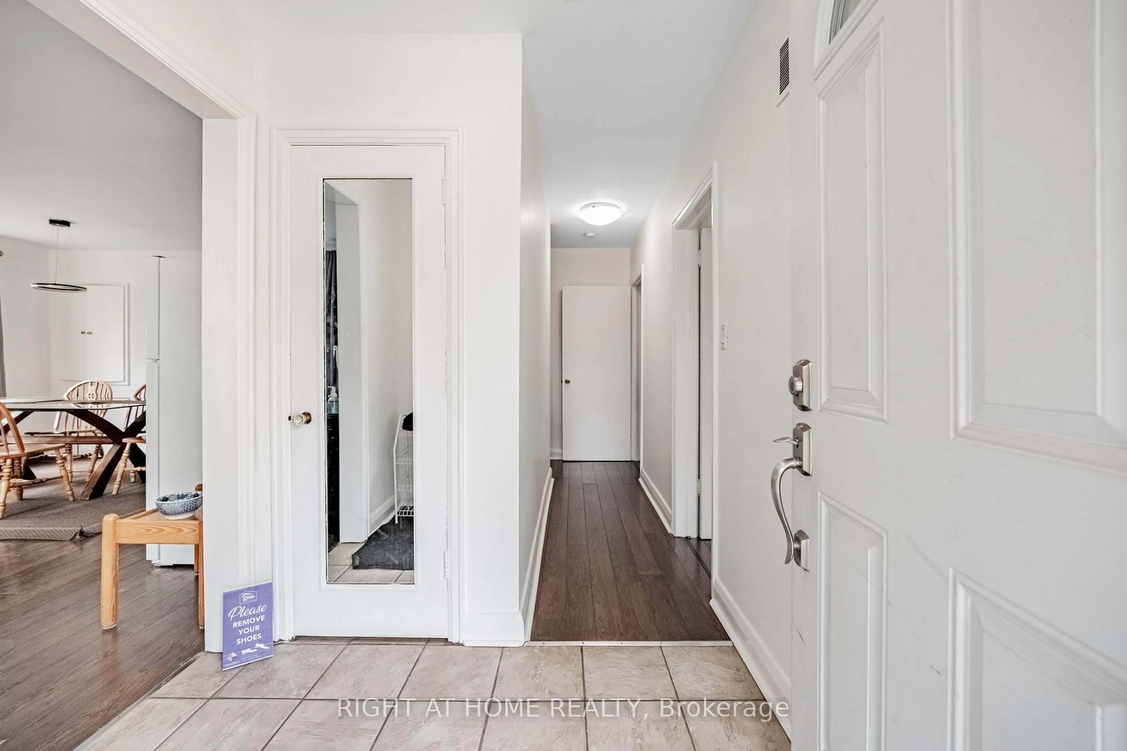 Indoor entryway for 194 Cline Ave, Hamilton Ontario L8S 1X4