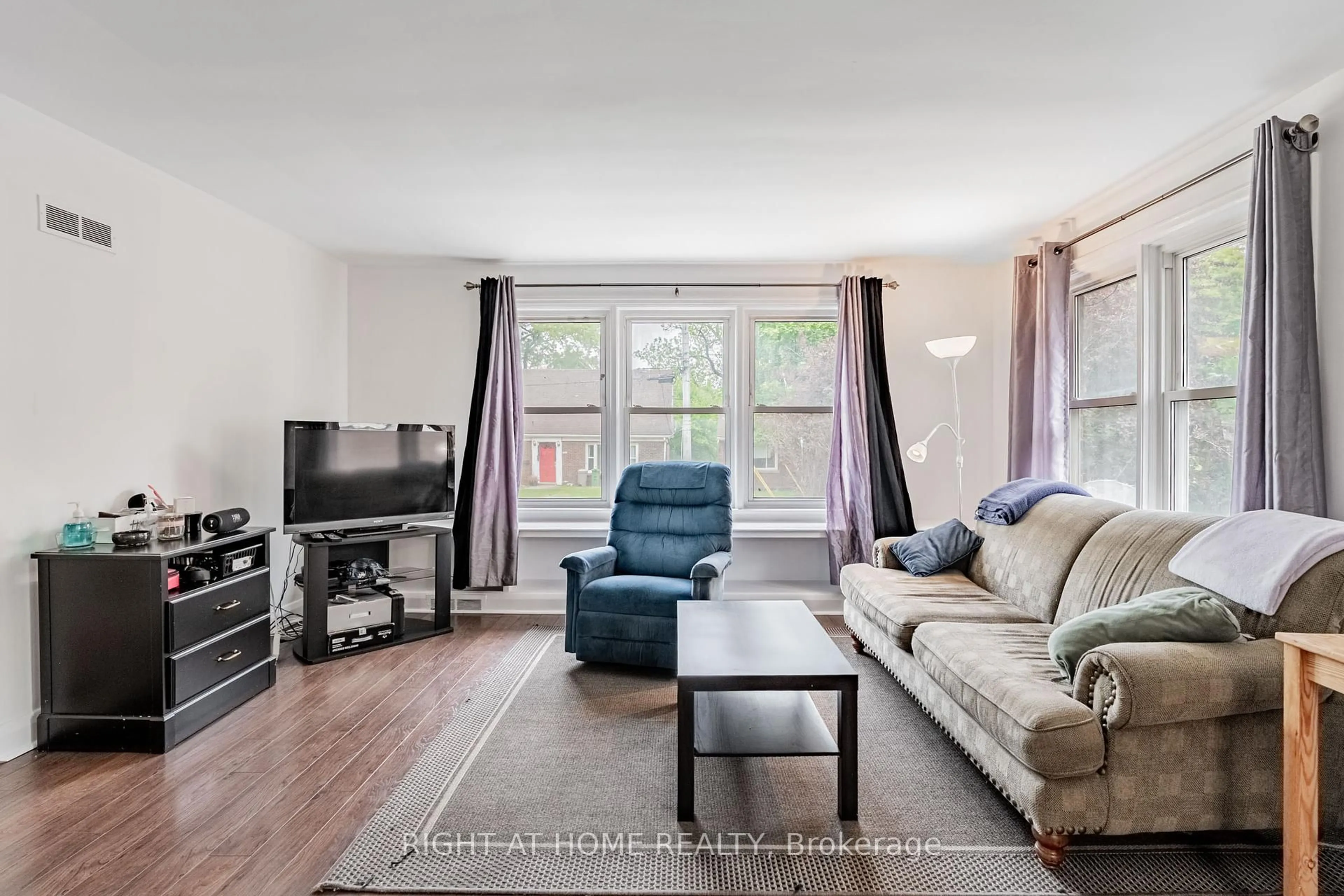 Living room with furniture, unknown for 194 Cline Ave, Hamilton Ontario L8S 1X4