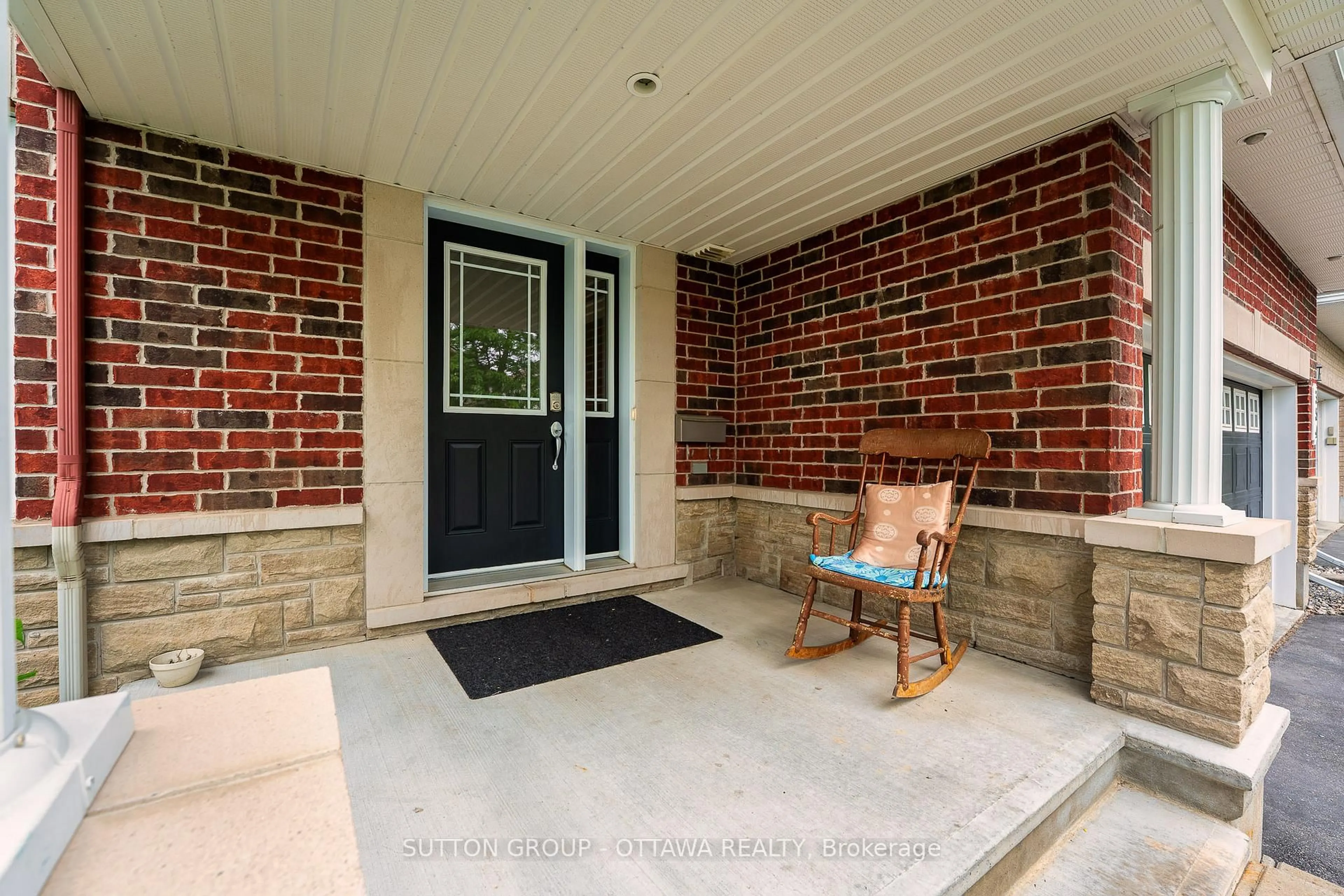Indoor entryway for 354 Haileybury St, Ottawa Ontario K2J 0N5