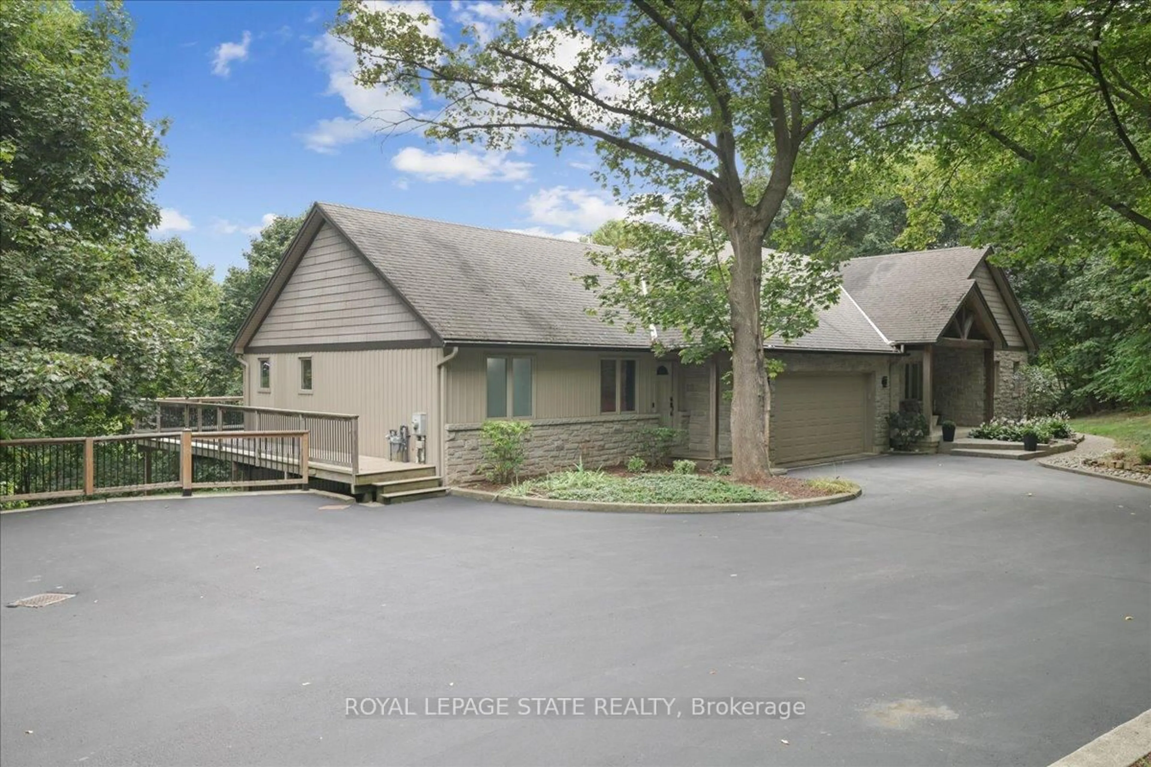 A pic from outside/outdoor area/front of a property/back of a property/a pic from drone, water/lake/river/ocean view for 55 Mountain St, Grimsby Ontario L3M 3K2