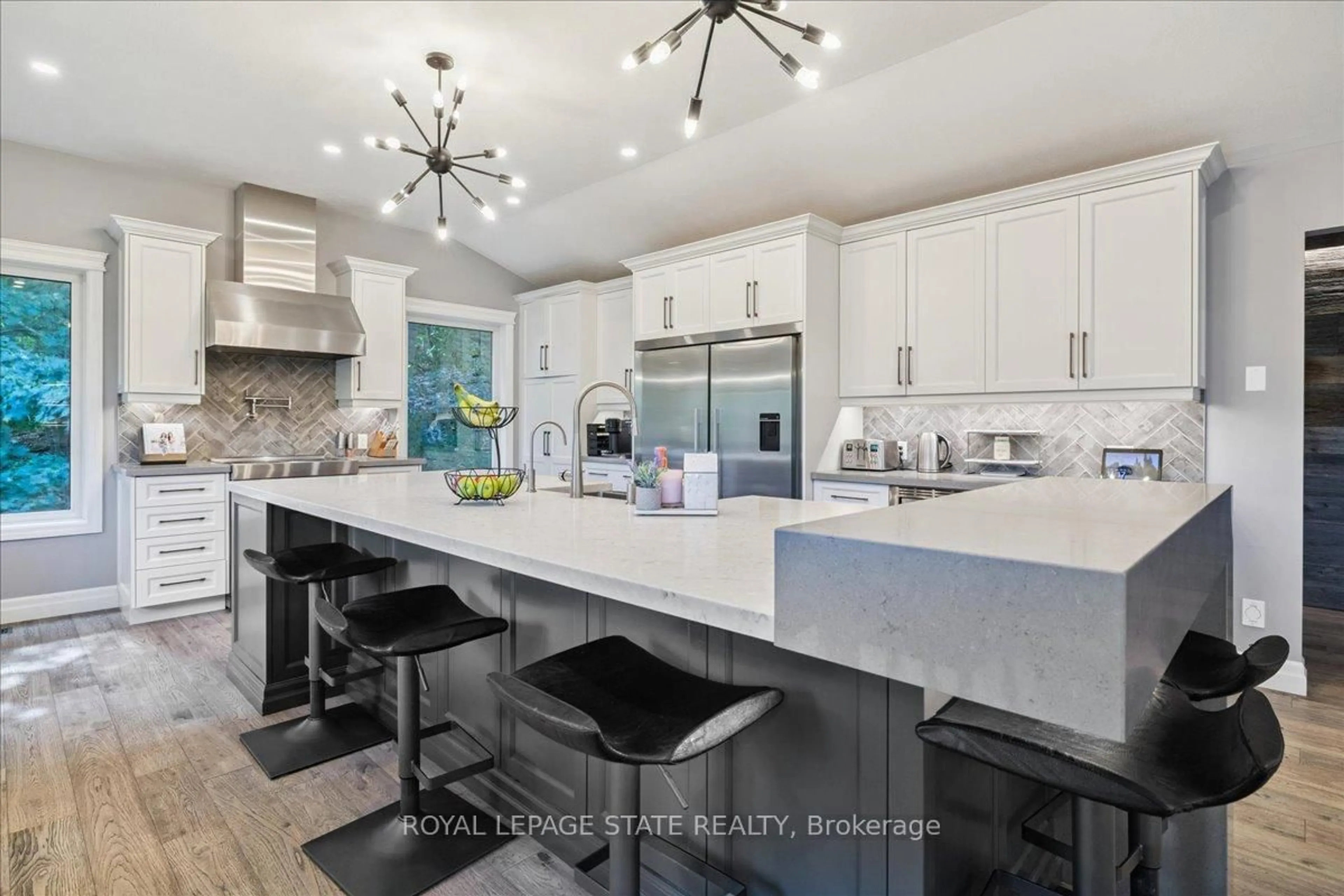 Open concept kitchen, ceramic/tile floor for 55 Mountain St, Grimsby Ontario L3M 3K2