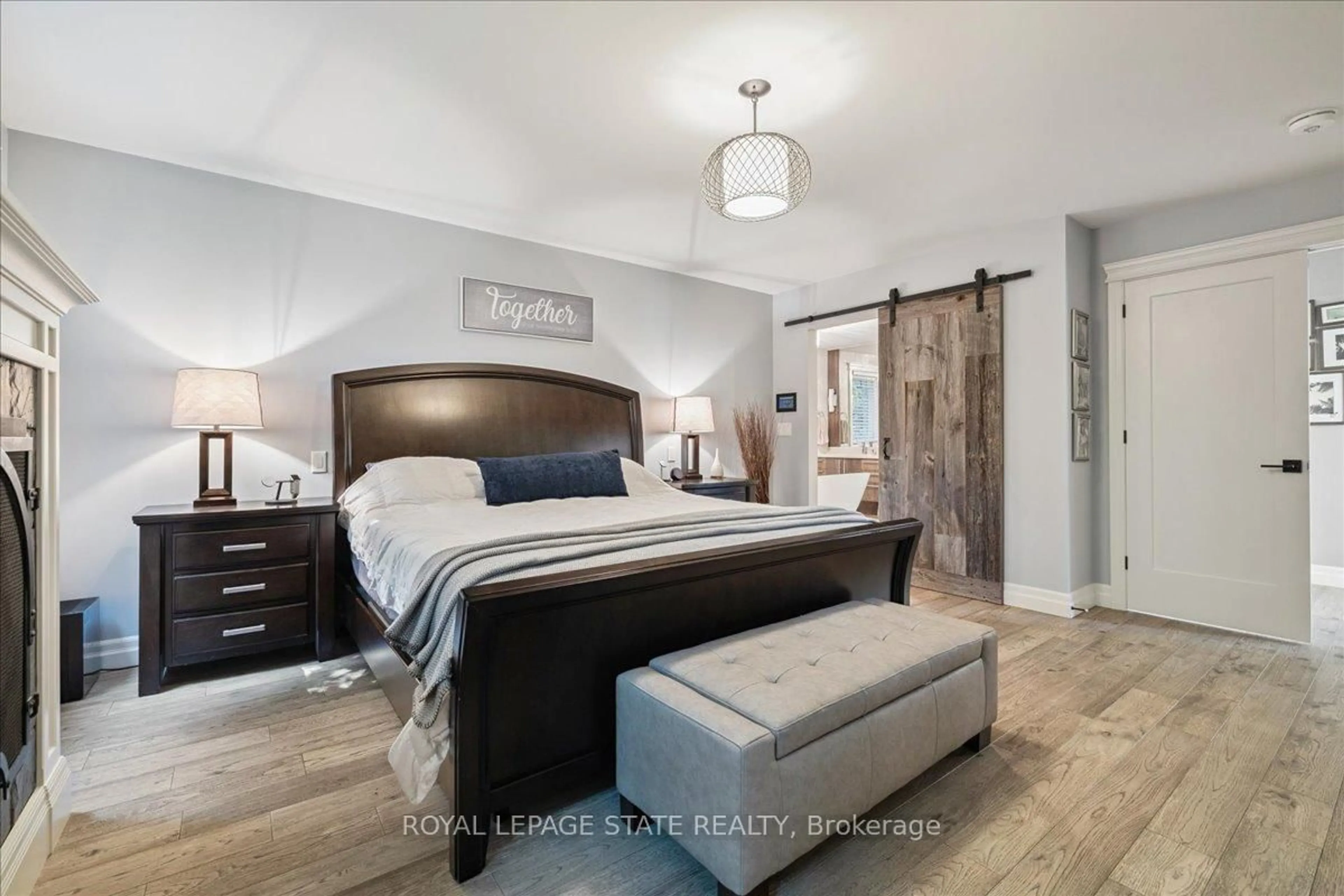 Bedroom with bed, unknown for 55 Mountain St, Grimsby Ontario L3M 3K2
