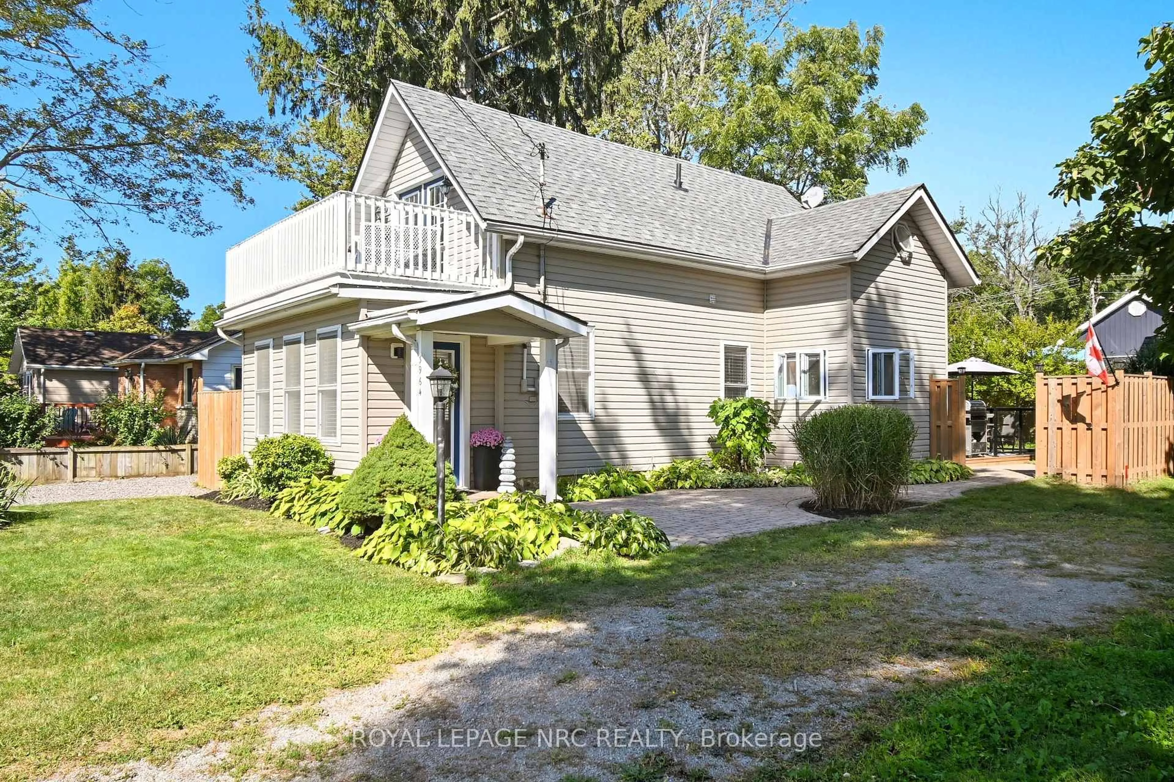 A pic from outside/outdoor area/front of a property/back of a property/a pic from drone, street for 3964 Alexandra Rd, Fort Erie Ontario L0S 1B0