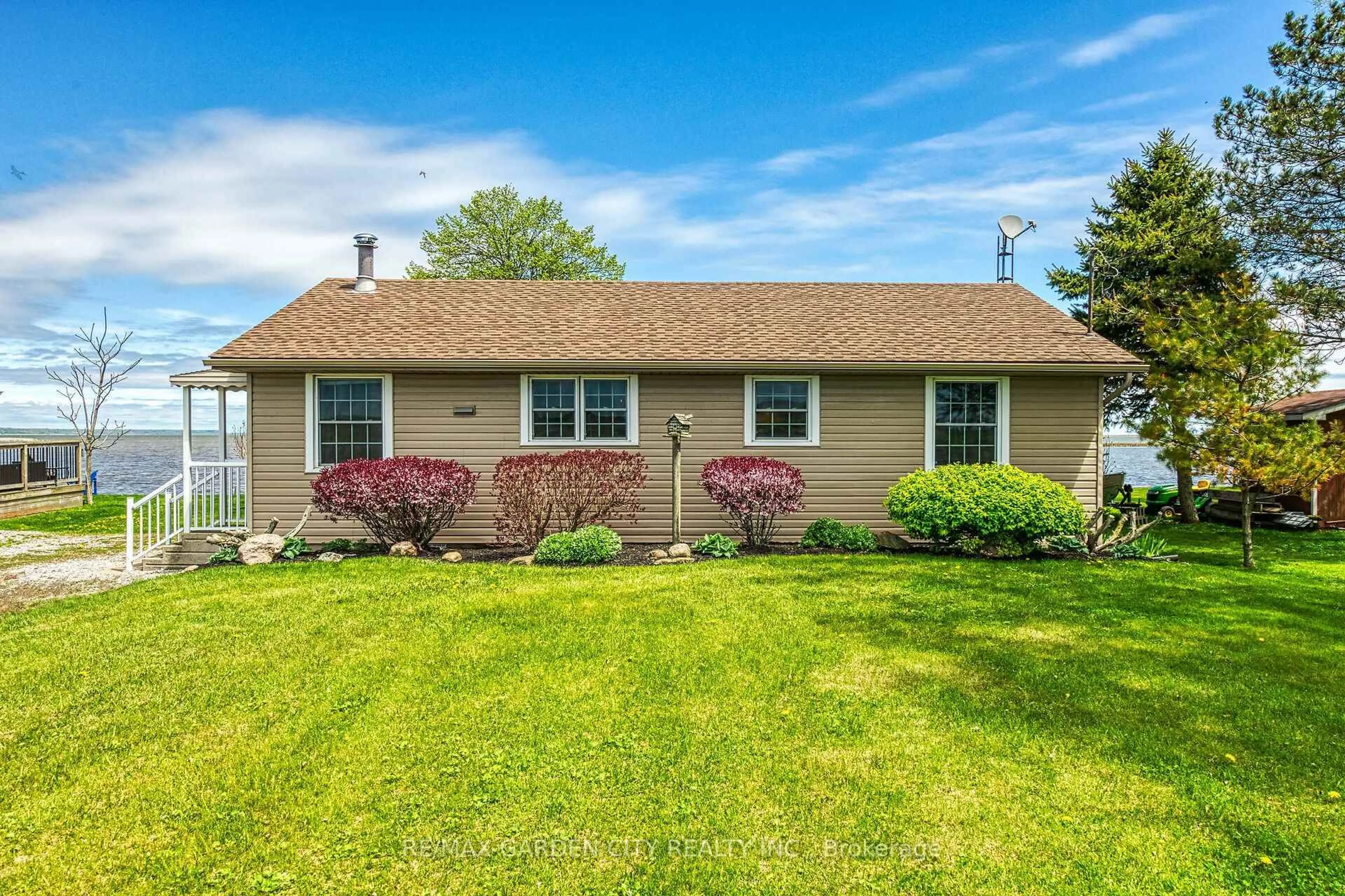 Home with vinyl exterior material, unknown for 794 59 Highway, Norfolk Ontario N0E 1M0