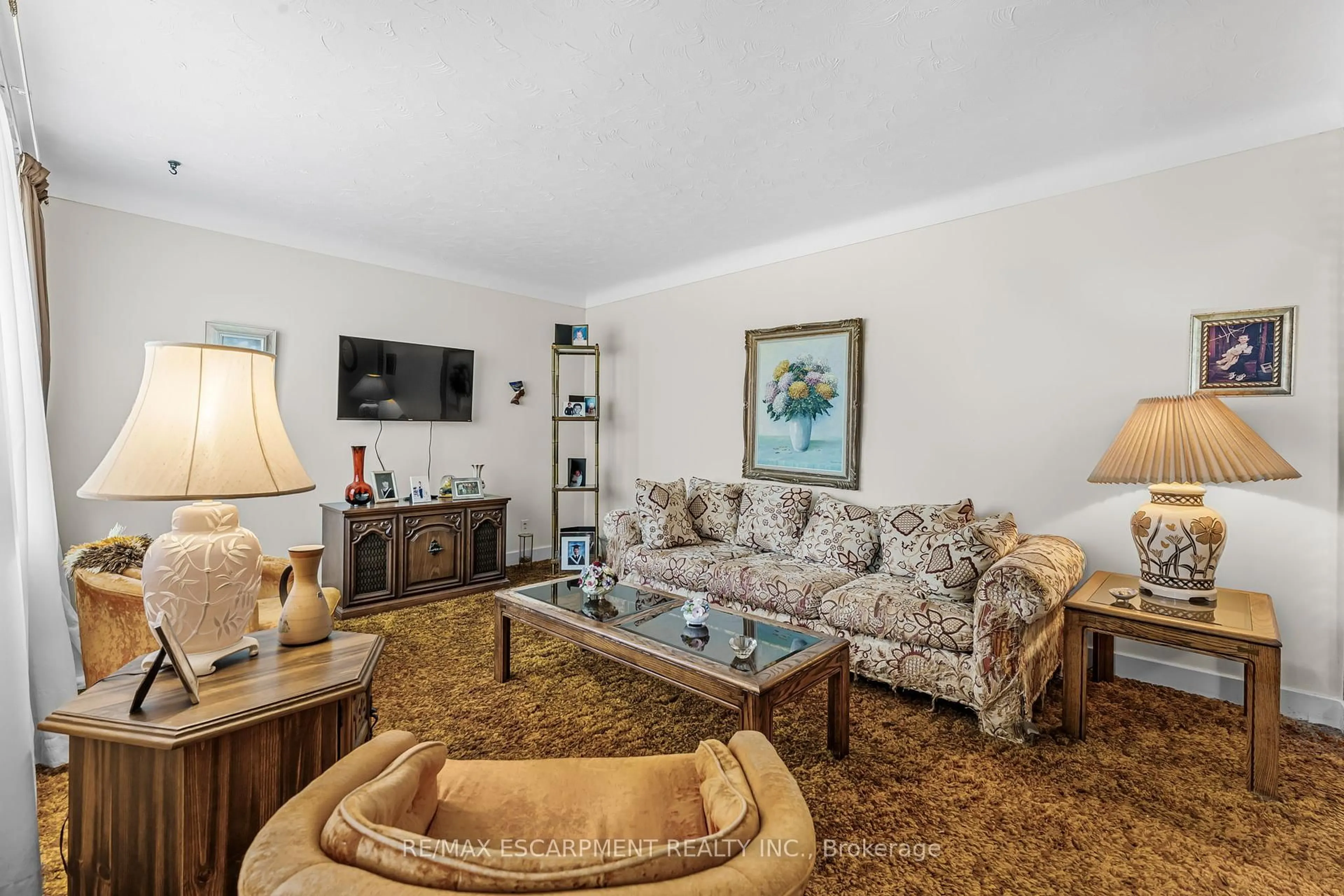 Living room with furniture, carpet floor for 323 North Cayuga St, Haldimand Ontario N1A 1P4