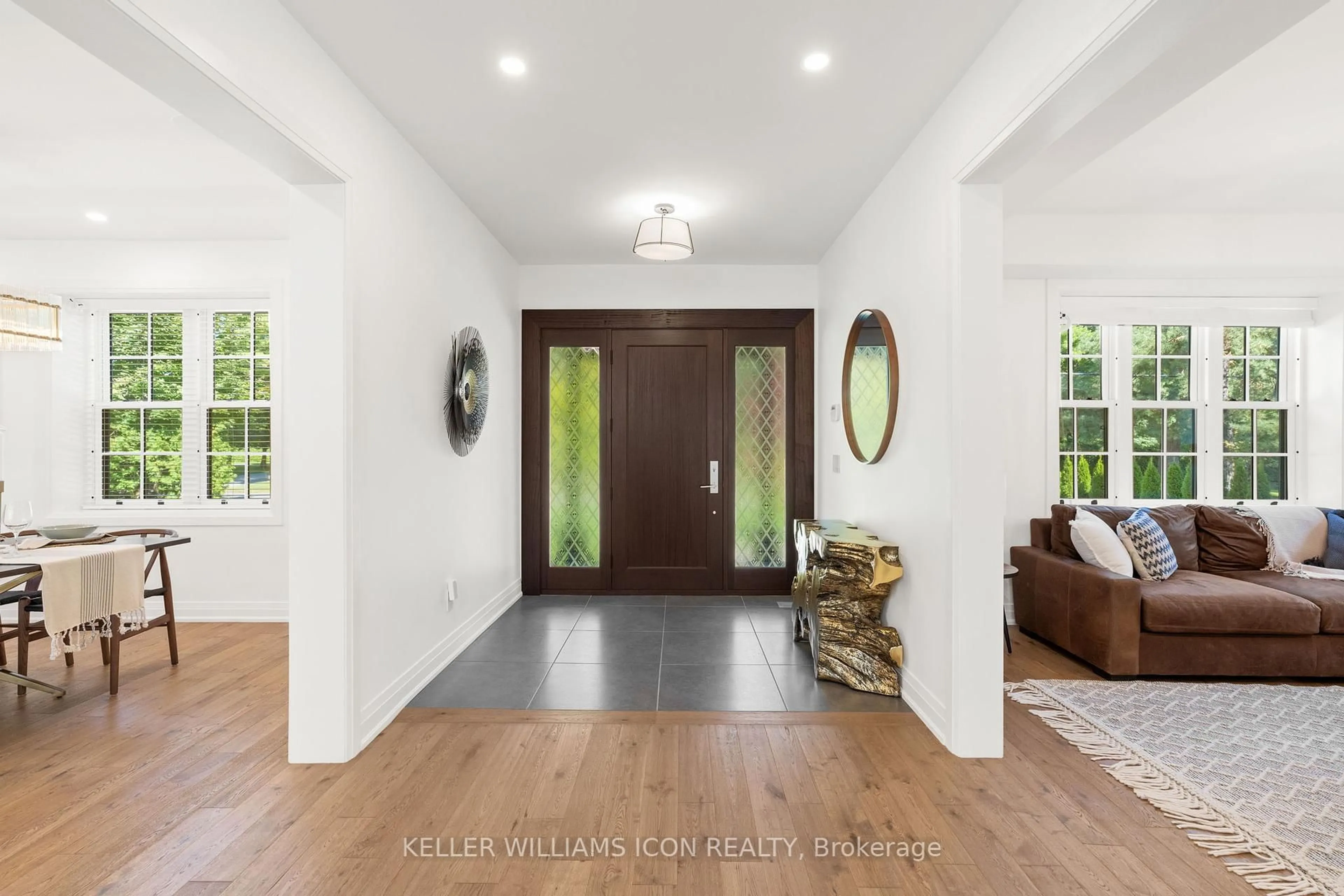 Indoor entryway for 320 Hillcrest Rd, Ottawa Ontario K1M 0J6