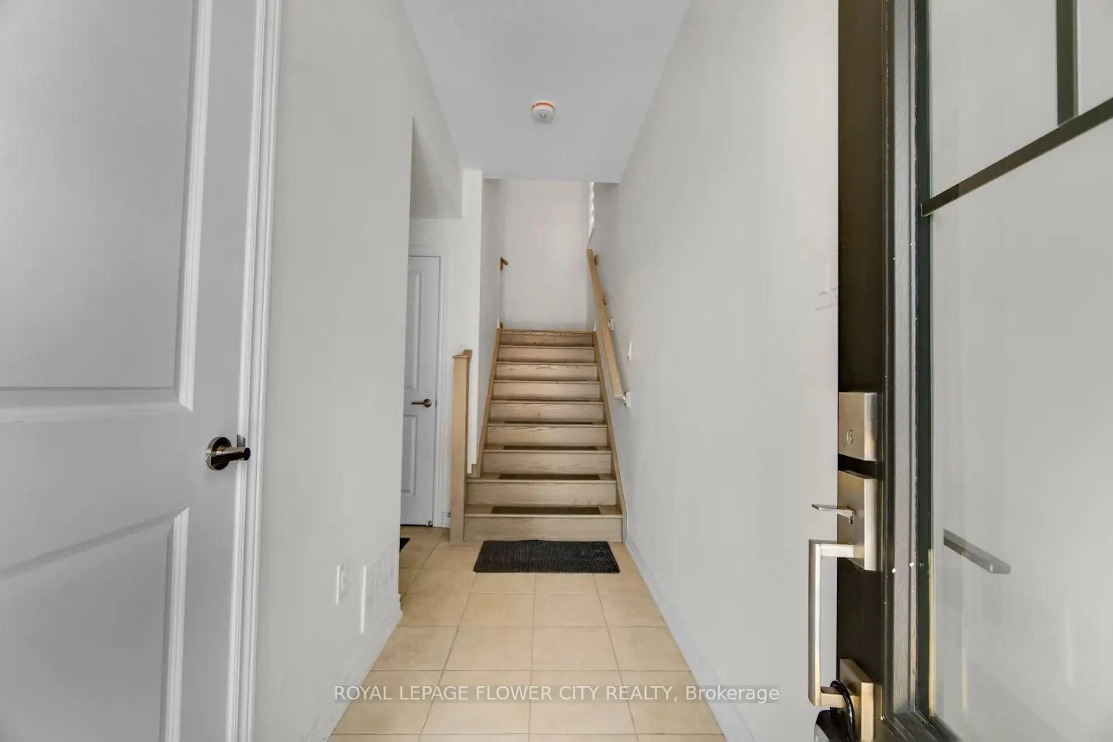 Indoor foyer for 10 Birmingham Dr #91, Cambridge Ontario N1R 0C6
