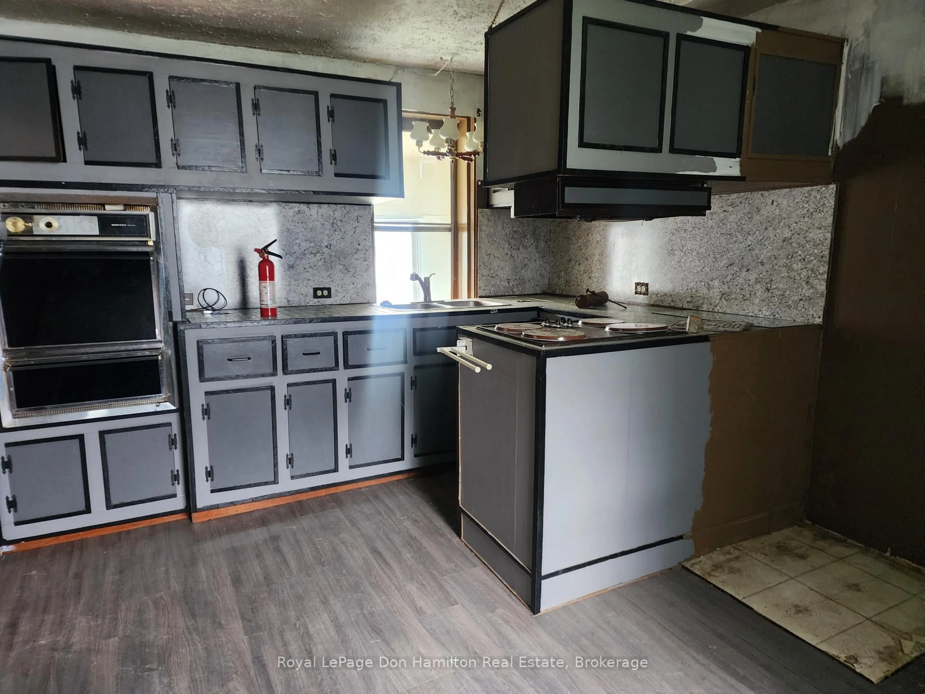 Standard kitchen, unknown for 21 Peter St, Brockton Ontario N0G 2V0
