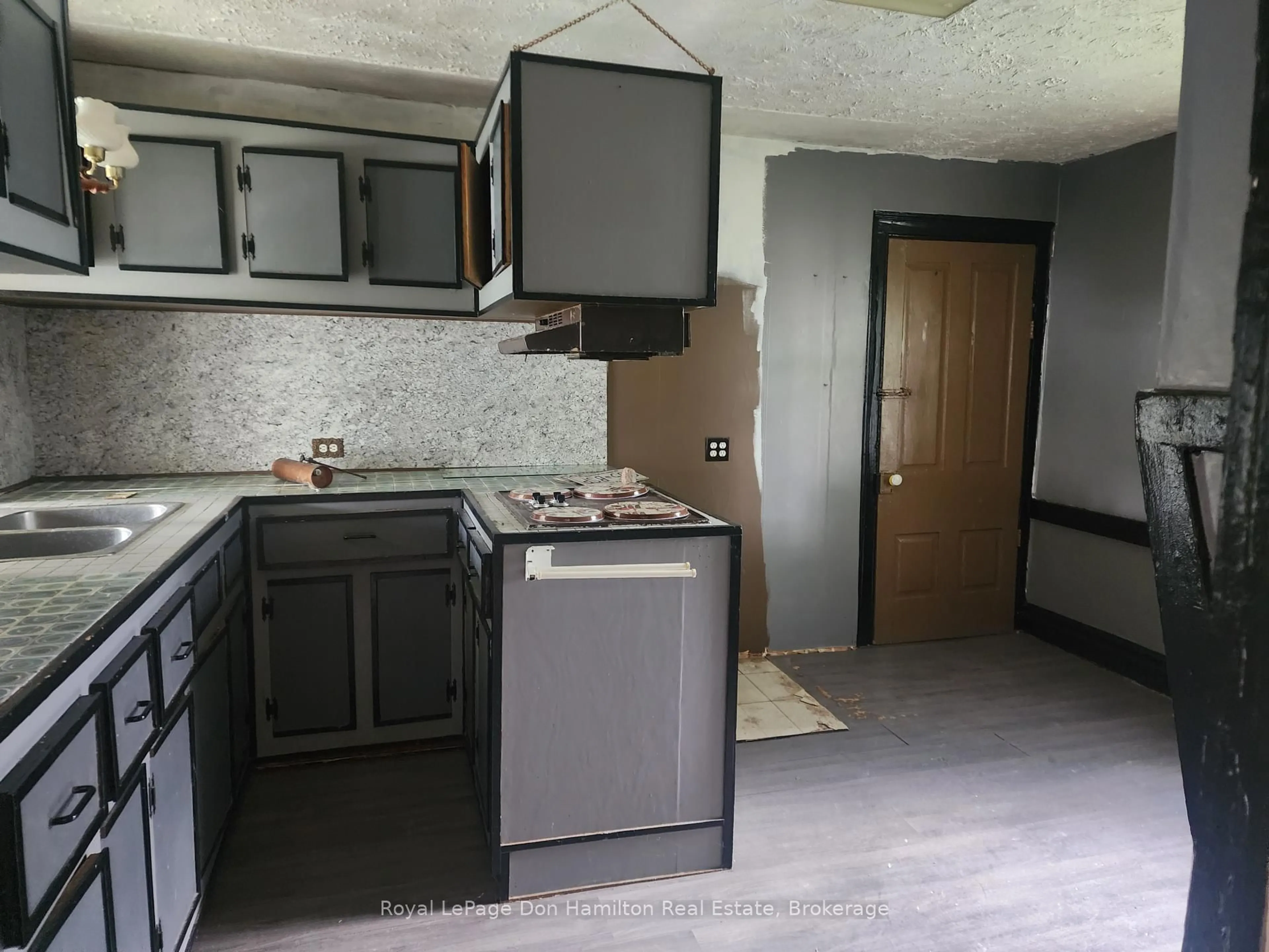 Standard kitchen, unknown for 21 Peter St, Brockton Ontario N0G 2V0