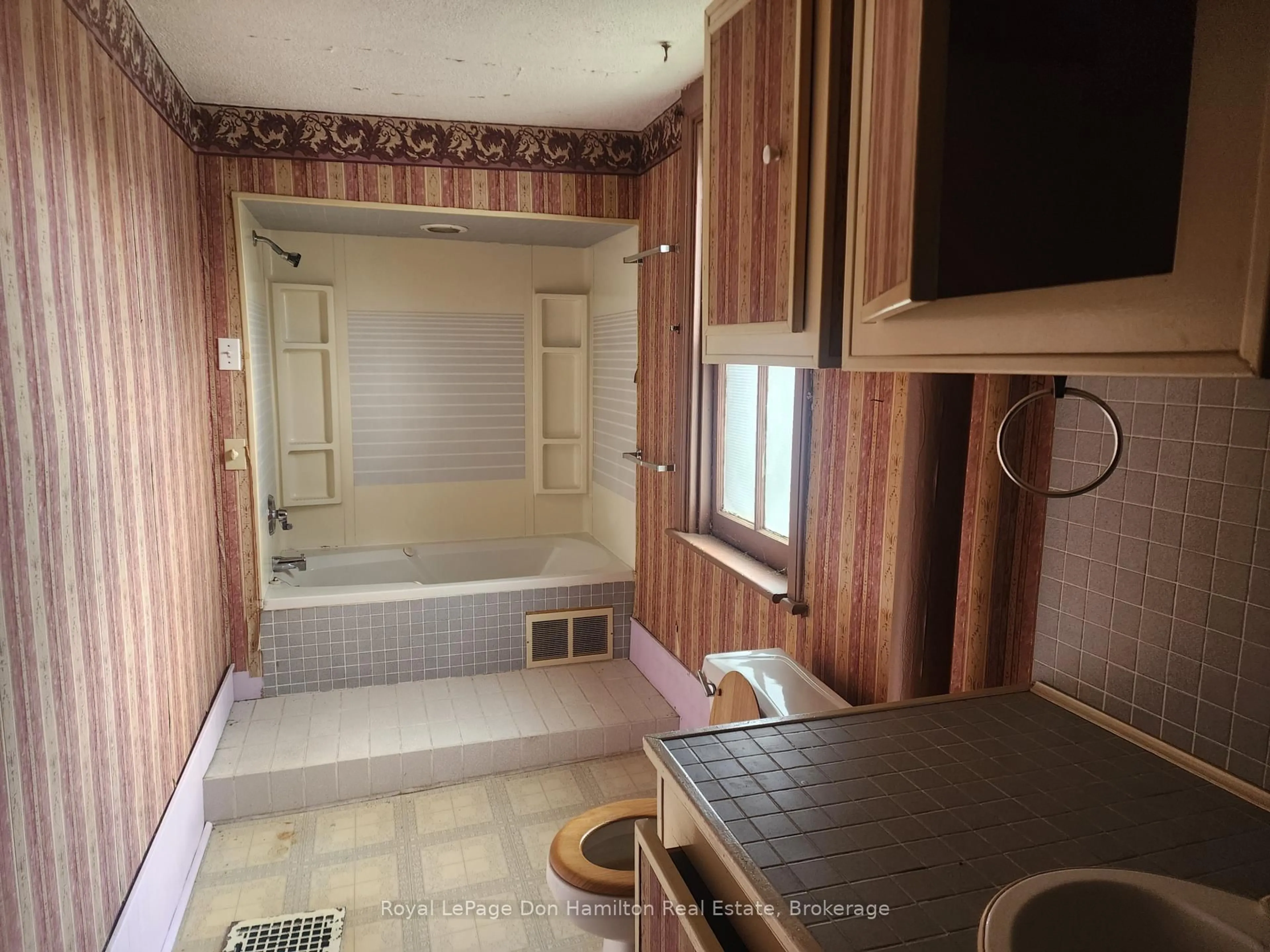 Unknown for 21 Peter St, Brockton Ontario N0G 2V0