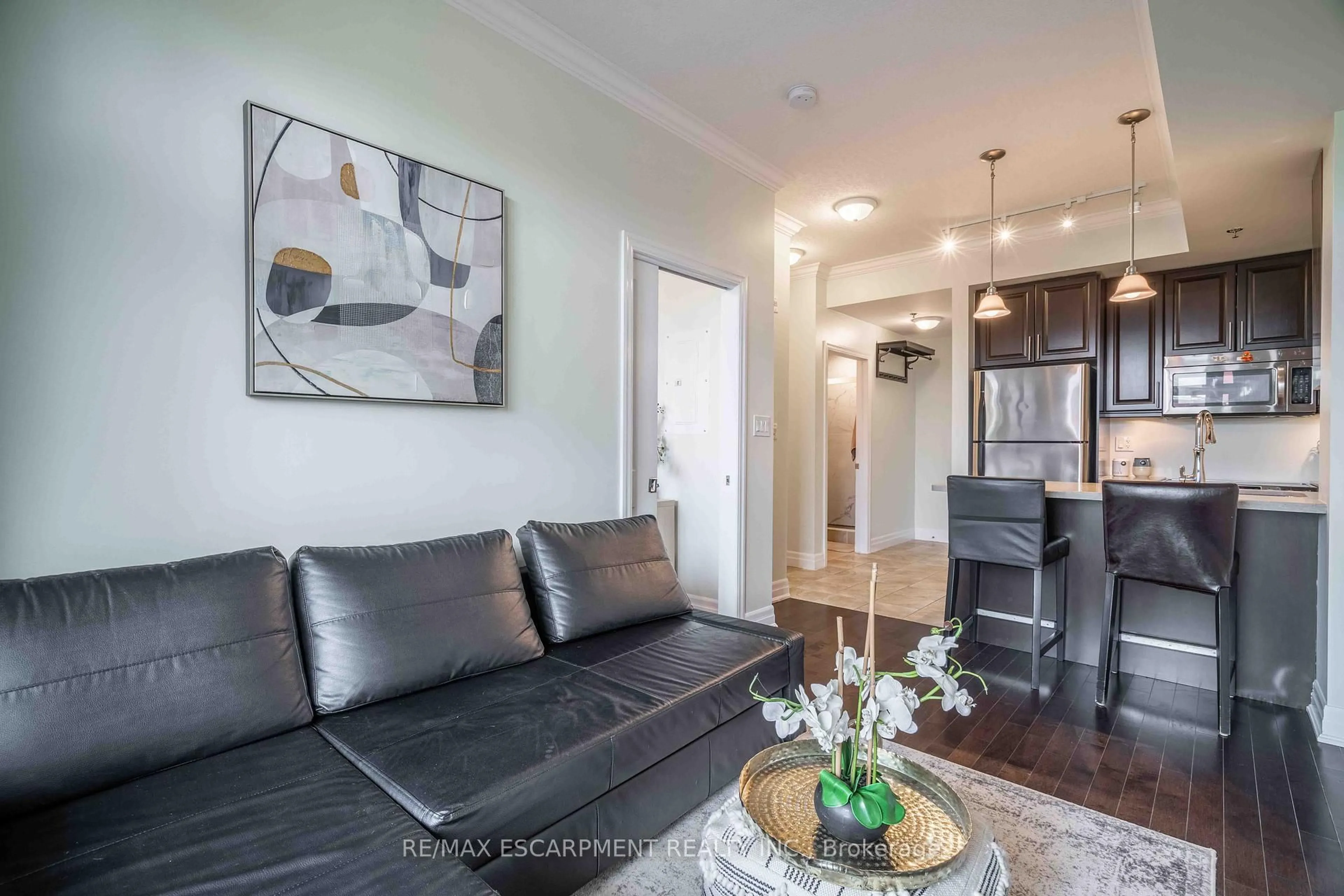 Living room with furniture, wood/laminate floor for 90 CHARLTON Ave #409, Hamilton Ontario L8P 0B4