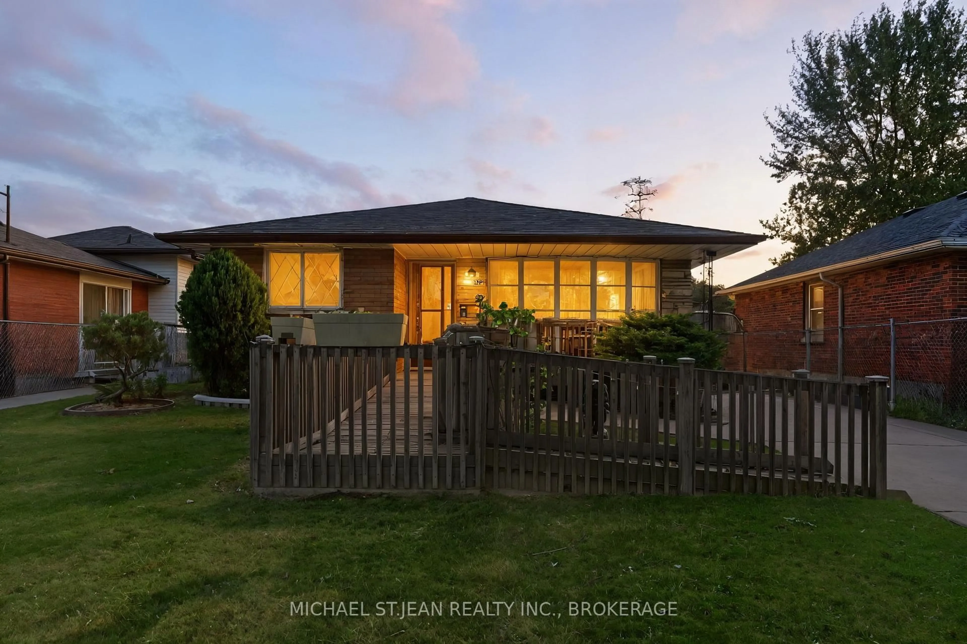 A pic from outside/outdoor area/front of a property/back of a property/a pic from drone, street for 331 East 17th St, Hamilton Ontario L9A 4M9