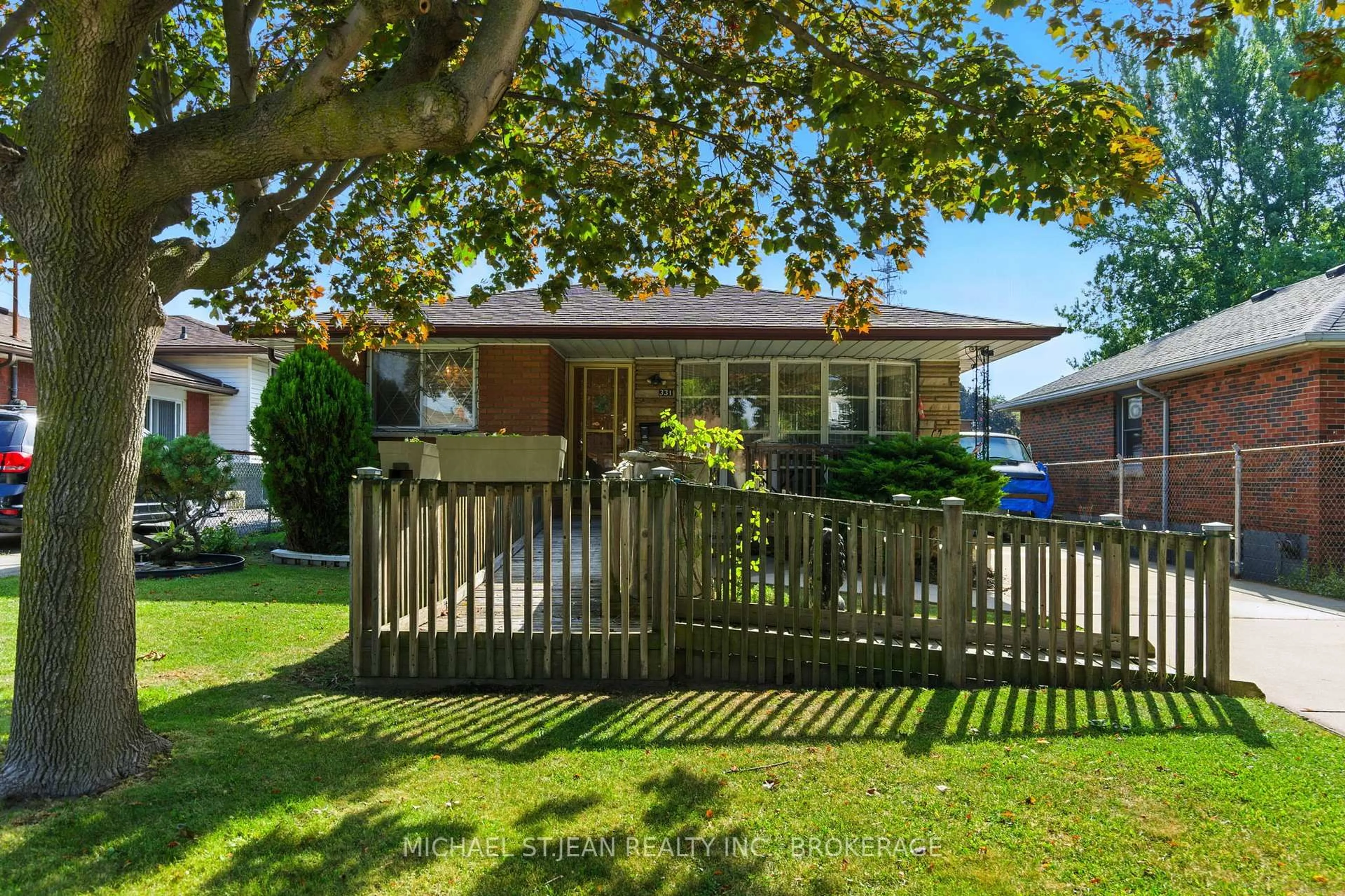 A pic from outside/outdoor area/front of a property/back of a property/a pic from drone, street for 331 East 17th St, Hamilton Ontario L9A 4M9