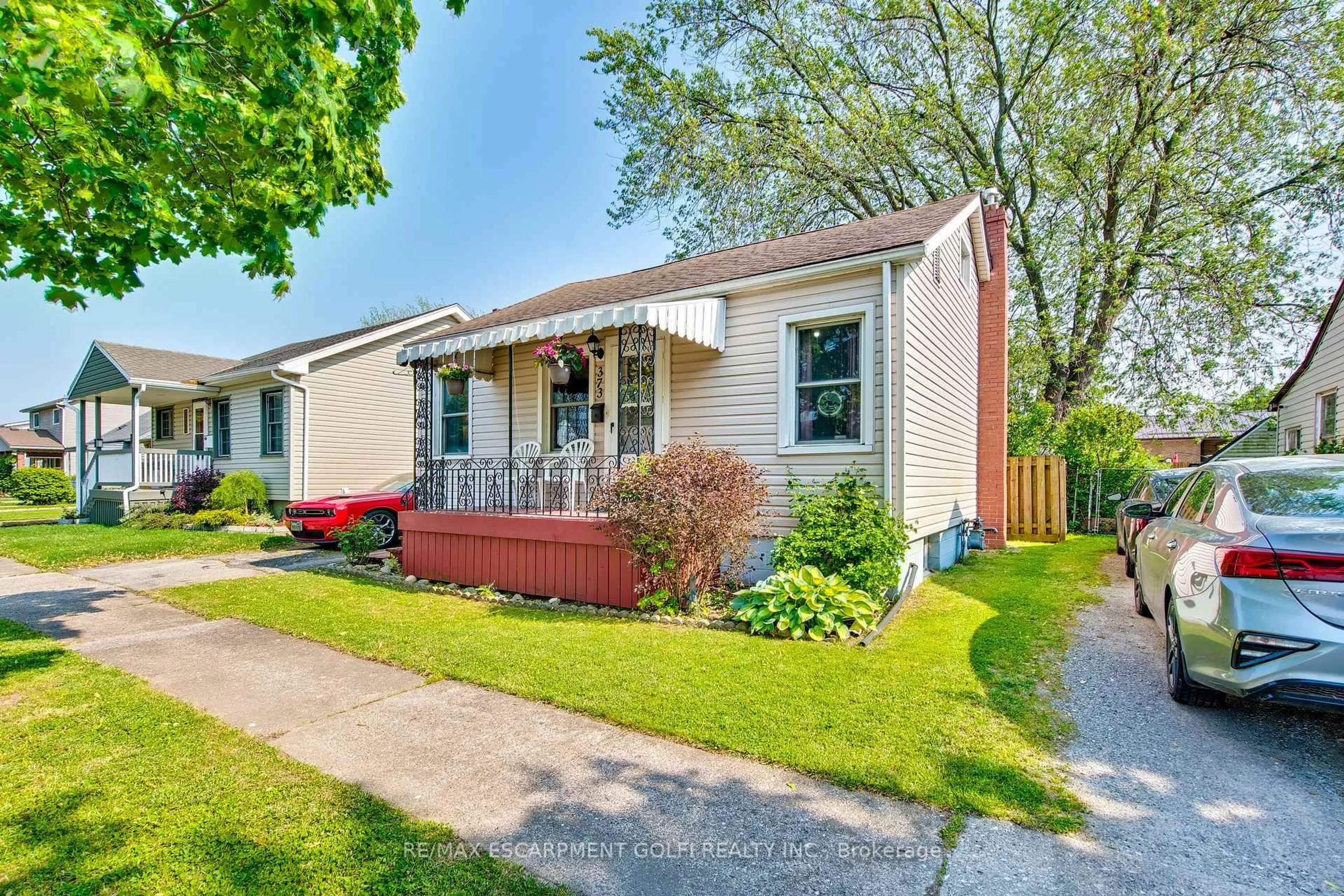 Home with vinyl exterior material, street for 373 Simpson Ave, Welland Ontario L3B 4Z1