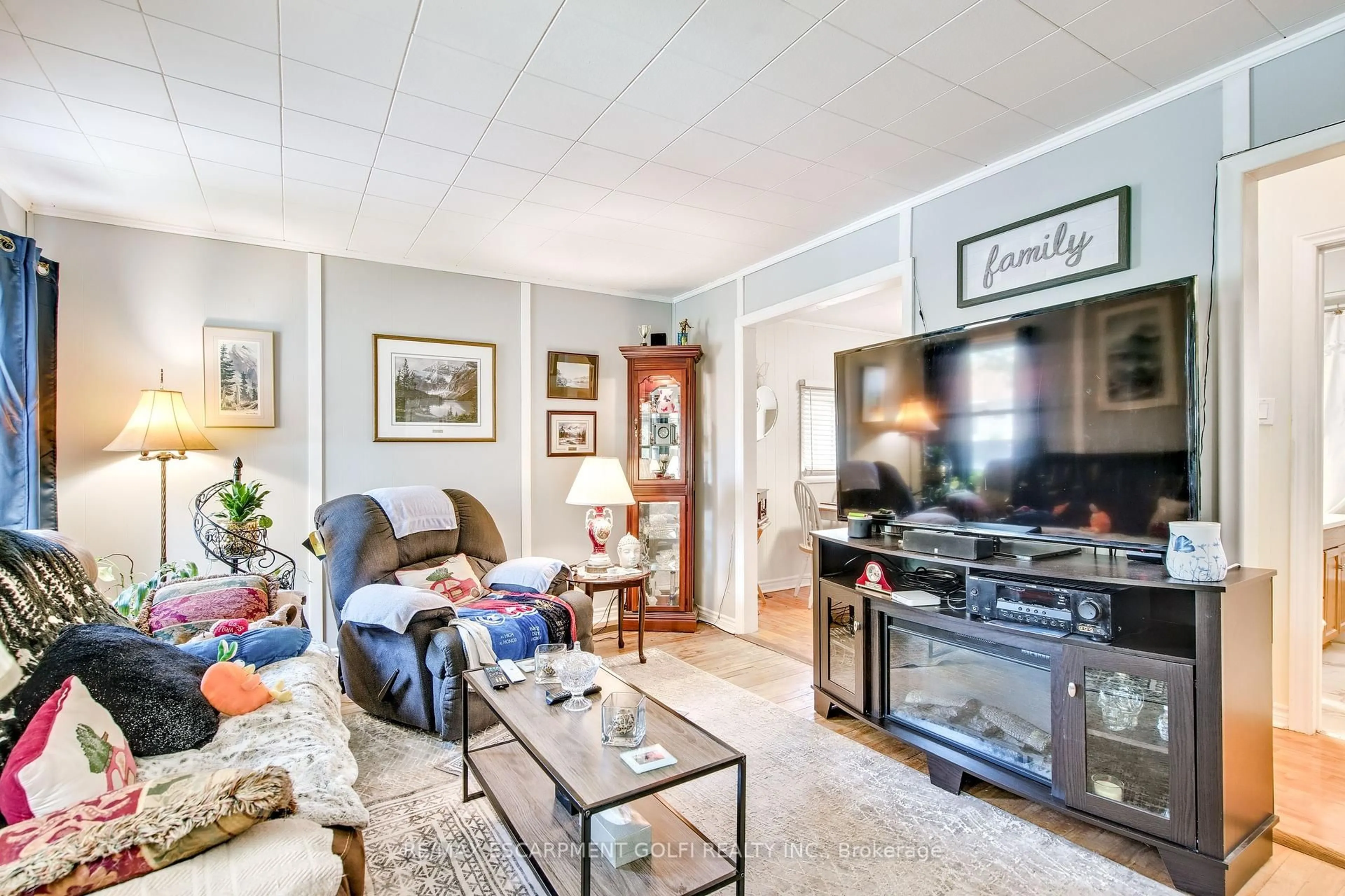 Living room with furniture, unknown for 373 Simpson Ave, Welland Ontario L3B 4Z1