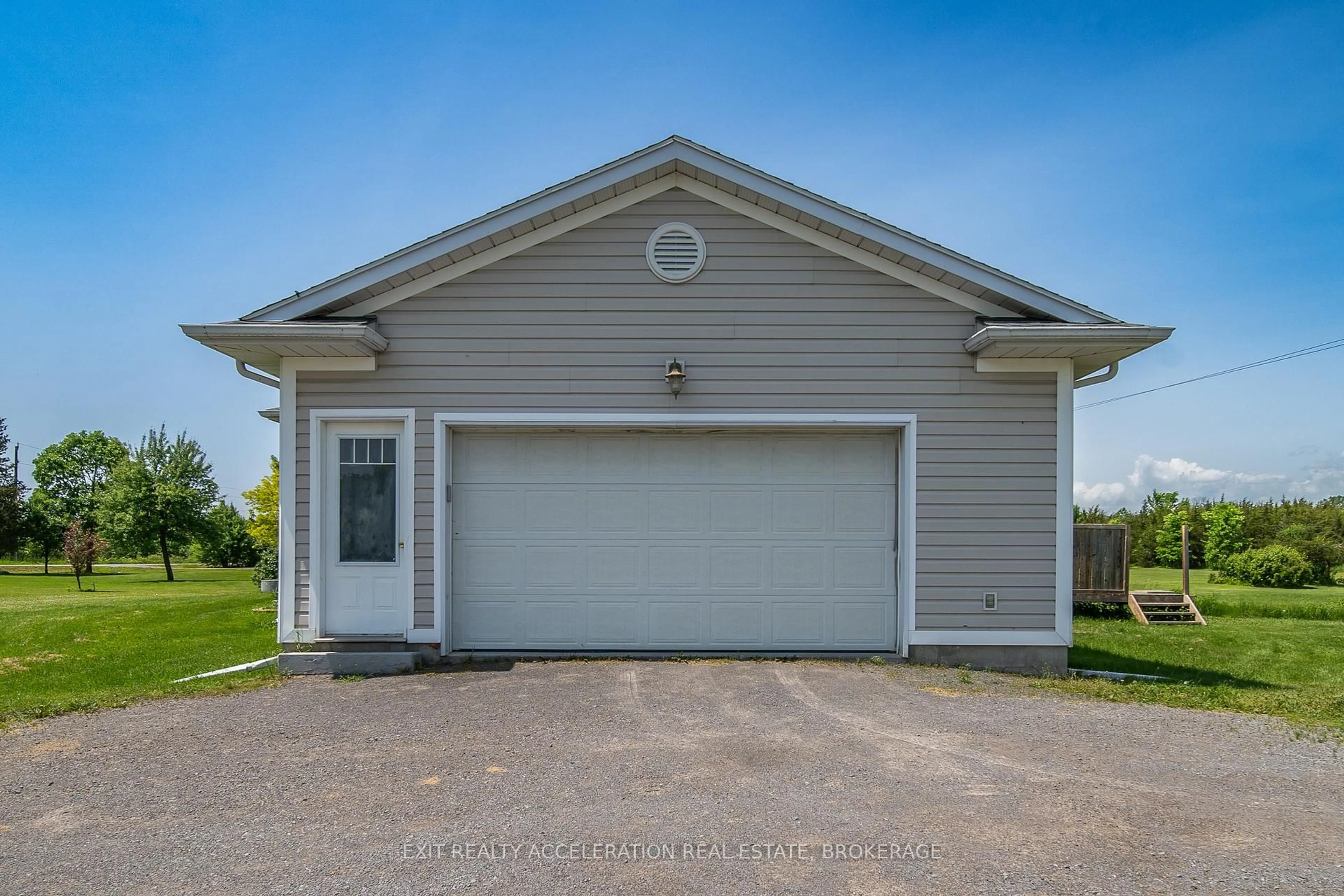 Indoor garage for 1633 Lazier Rd, Shannonville Ontario K0K 3A0