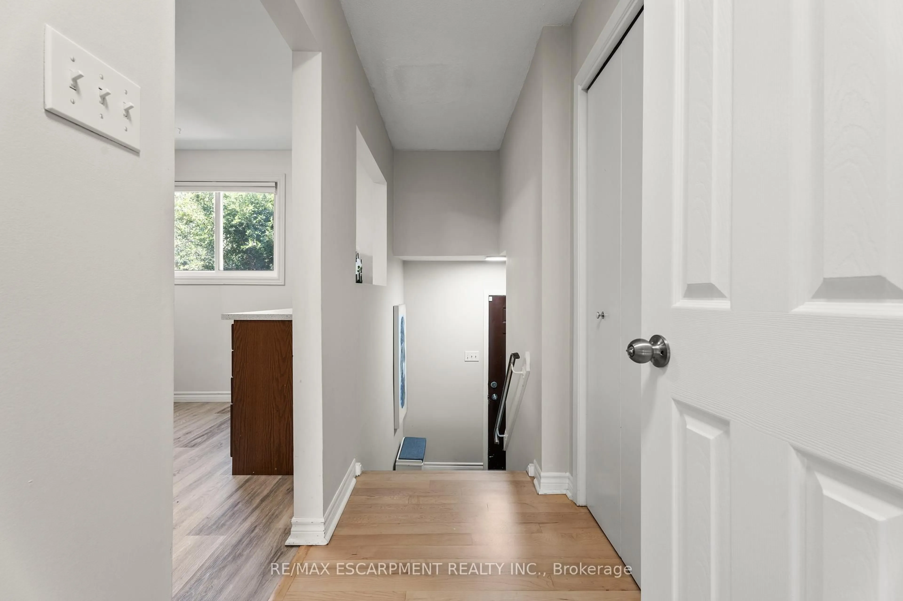 Indoor entryway for 924 Mohawk Rd #F, Hamilton Ontario L9C 6Z3