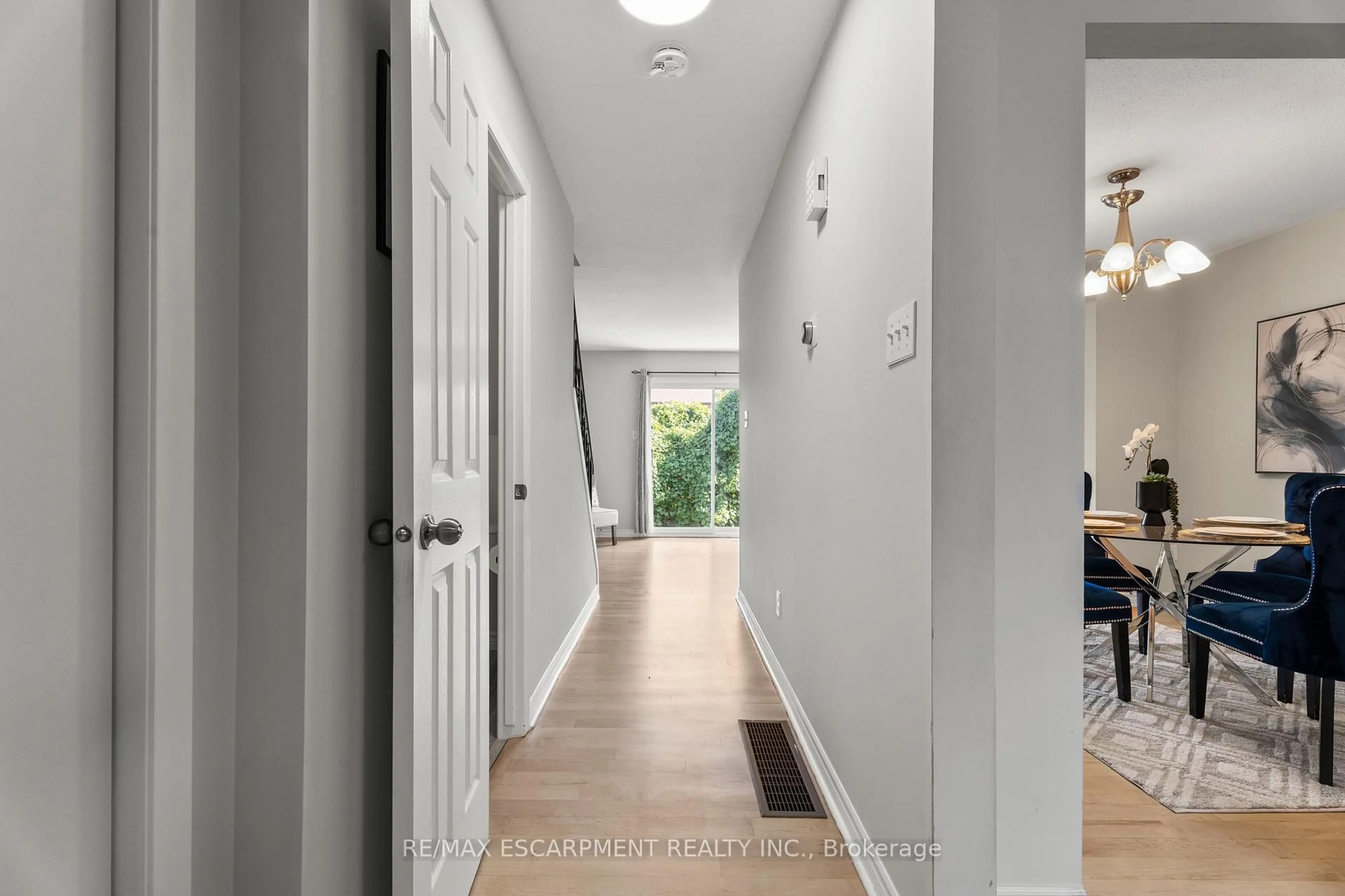 Indoor entryway for 924 Mohawk Rd #F, Hamilton Ontario L9C 6Z3