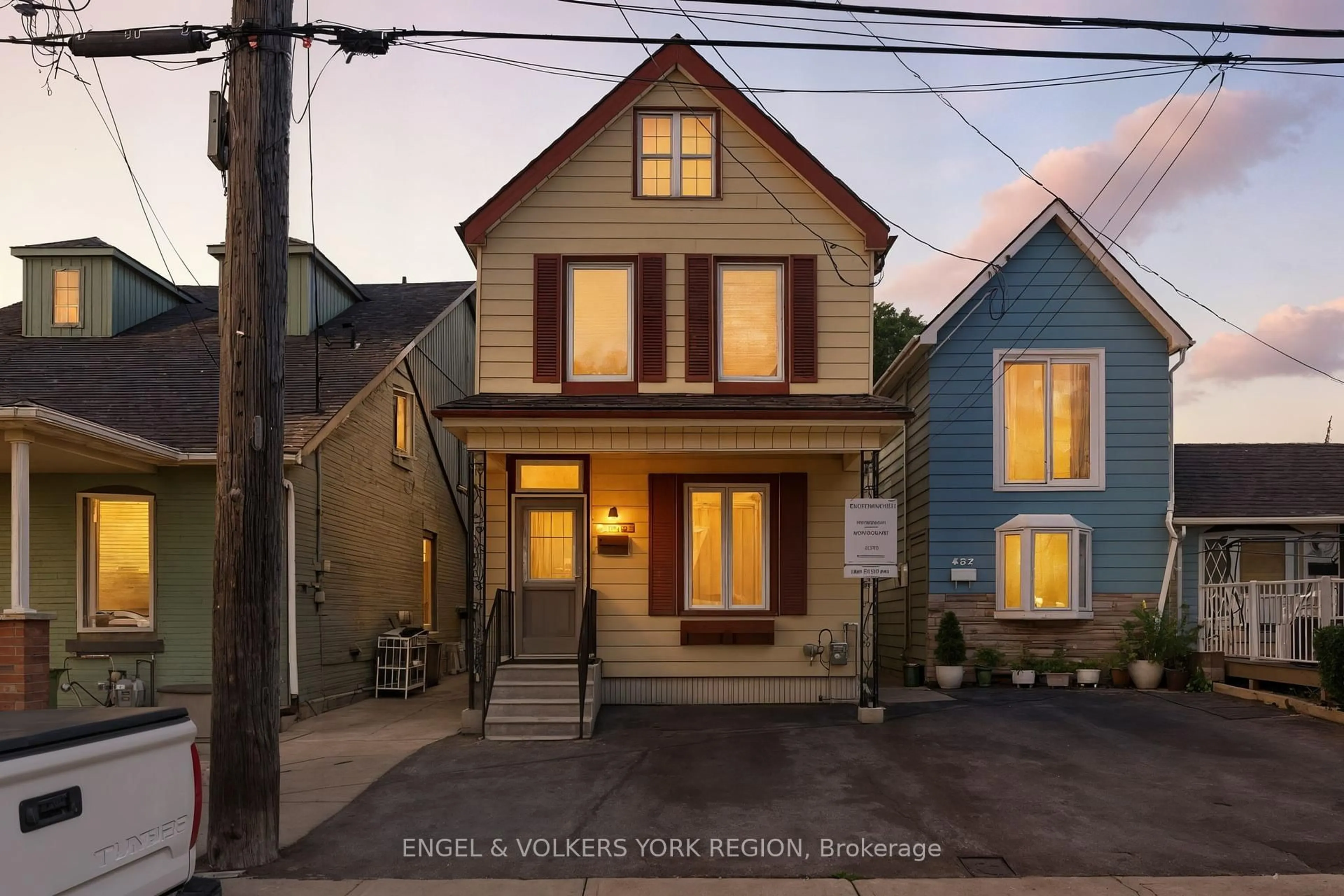 Home with brick exterior material, street for 484 John St, Hamilton Ontario L8L 4R5