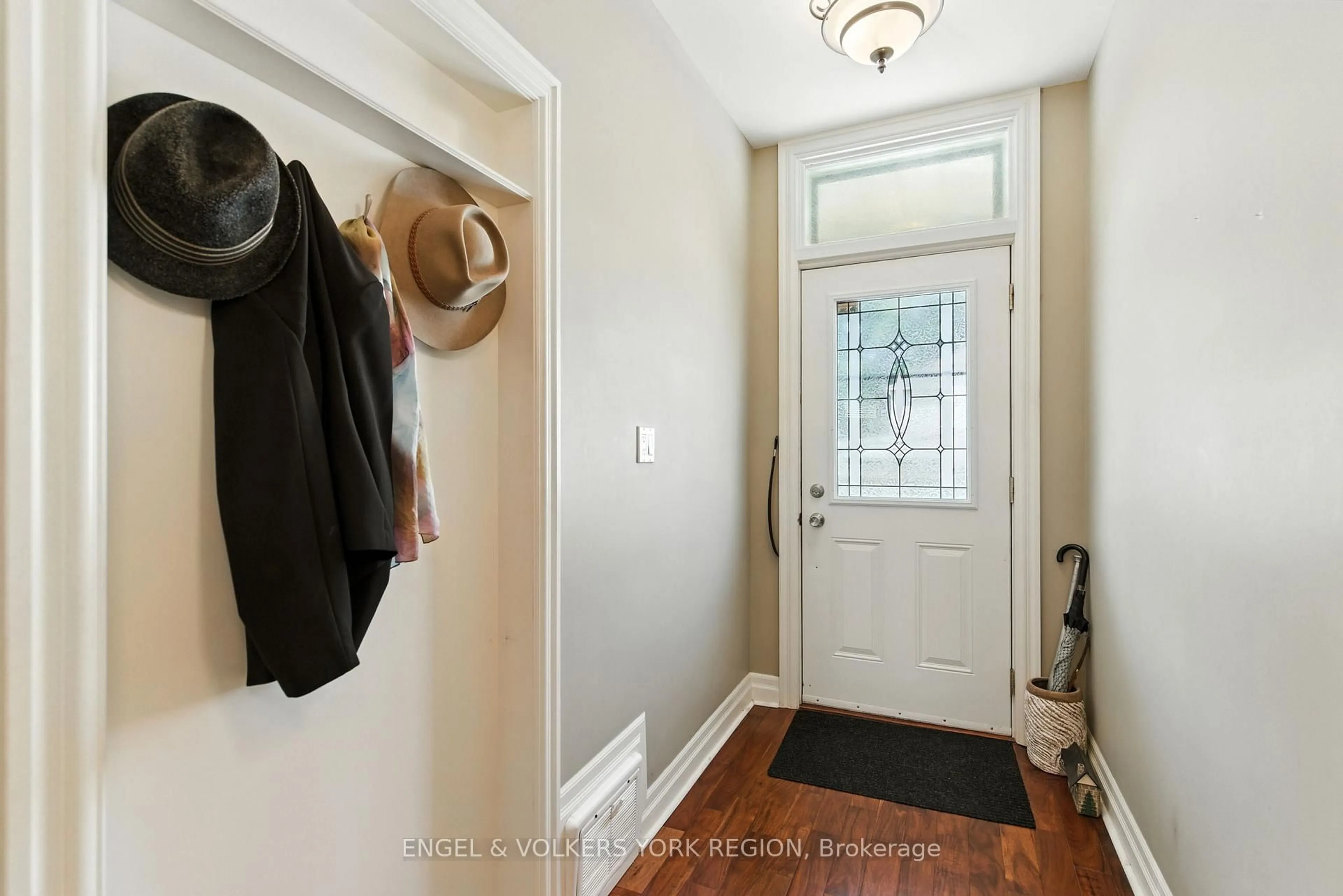 Indoor entryway for 484 John St, Hamilton Ontario L8L 4R5