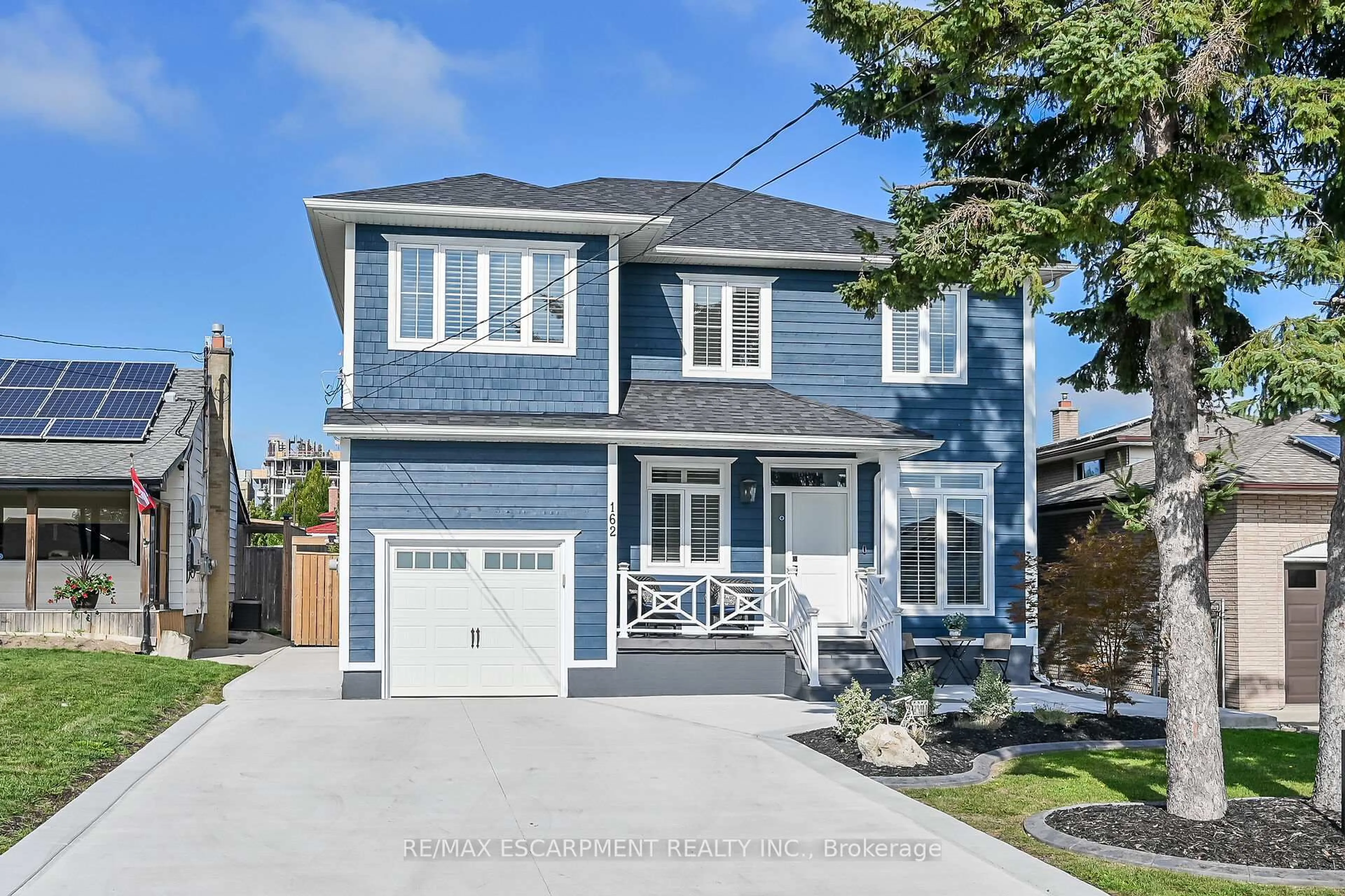 Home with vinyl exterior material, street for 162 RIDGE St, Hamilton Ontario L9A 2X5