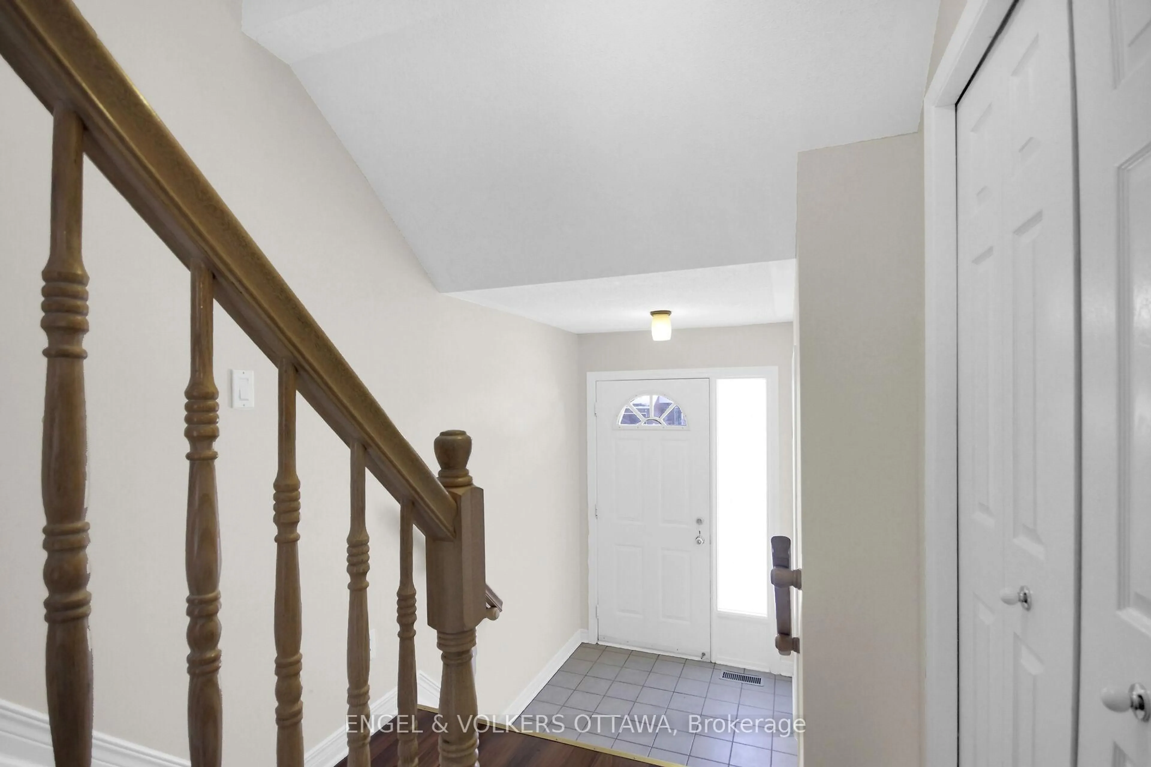 Indoor foyer for 285 Stoneway Dr, Ottawa Ontario K2G 6E5
