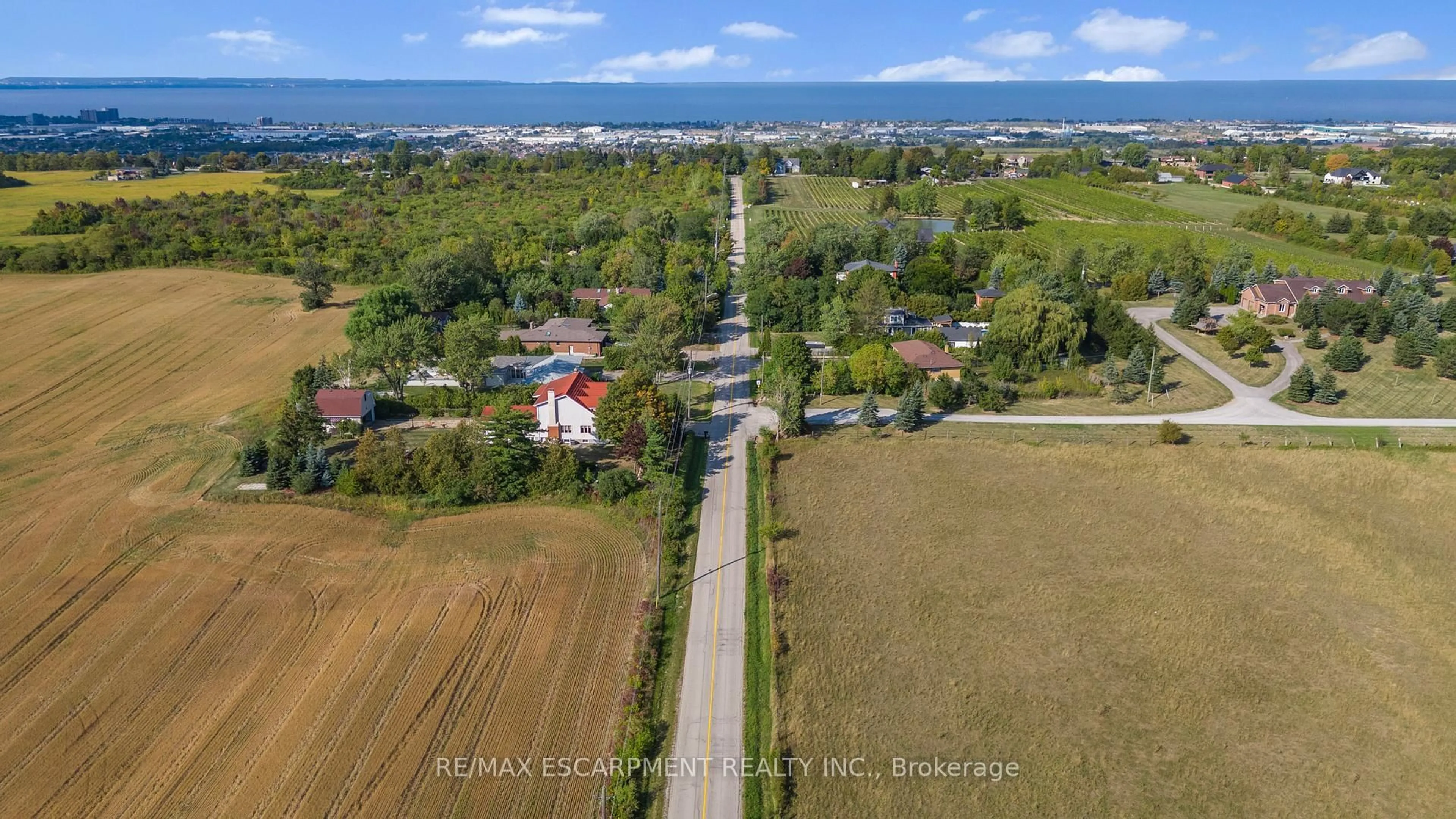 A pic from outside/outdoor area/front of a property/back of a property/a pic from drone, water/lake/river/ocean view for 585 Fifth Rd, Hamilton Ontario L8J 3K9