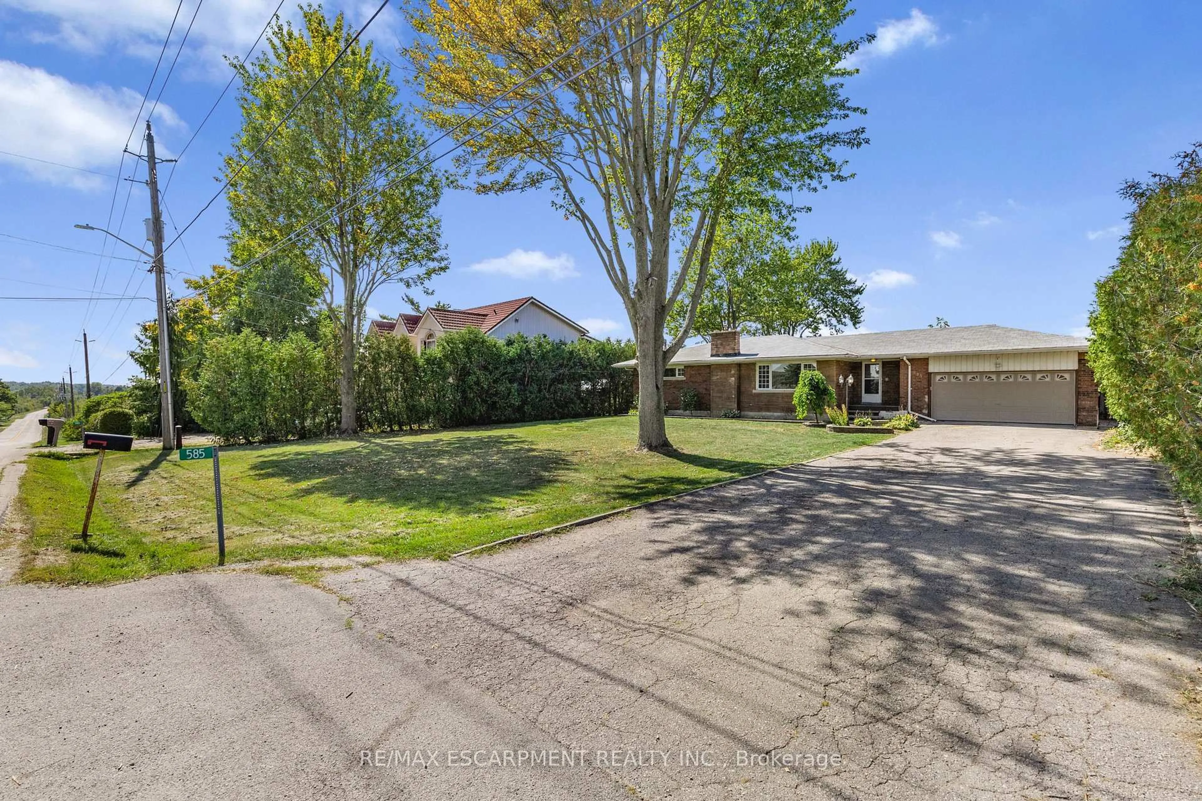 A pic from outside/outdoor area/front of a property/back of a property/a pic from drone, street for 585 Fifth Rd, Hamilton Ontario L8J 3K9