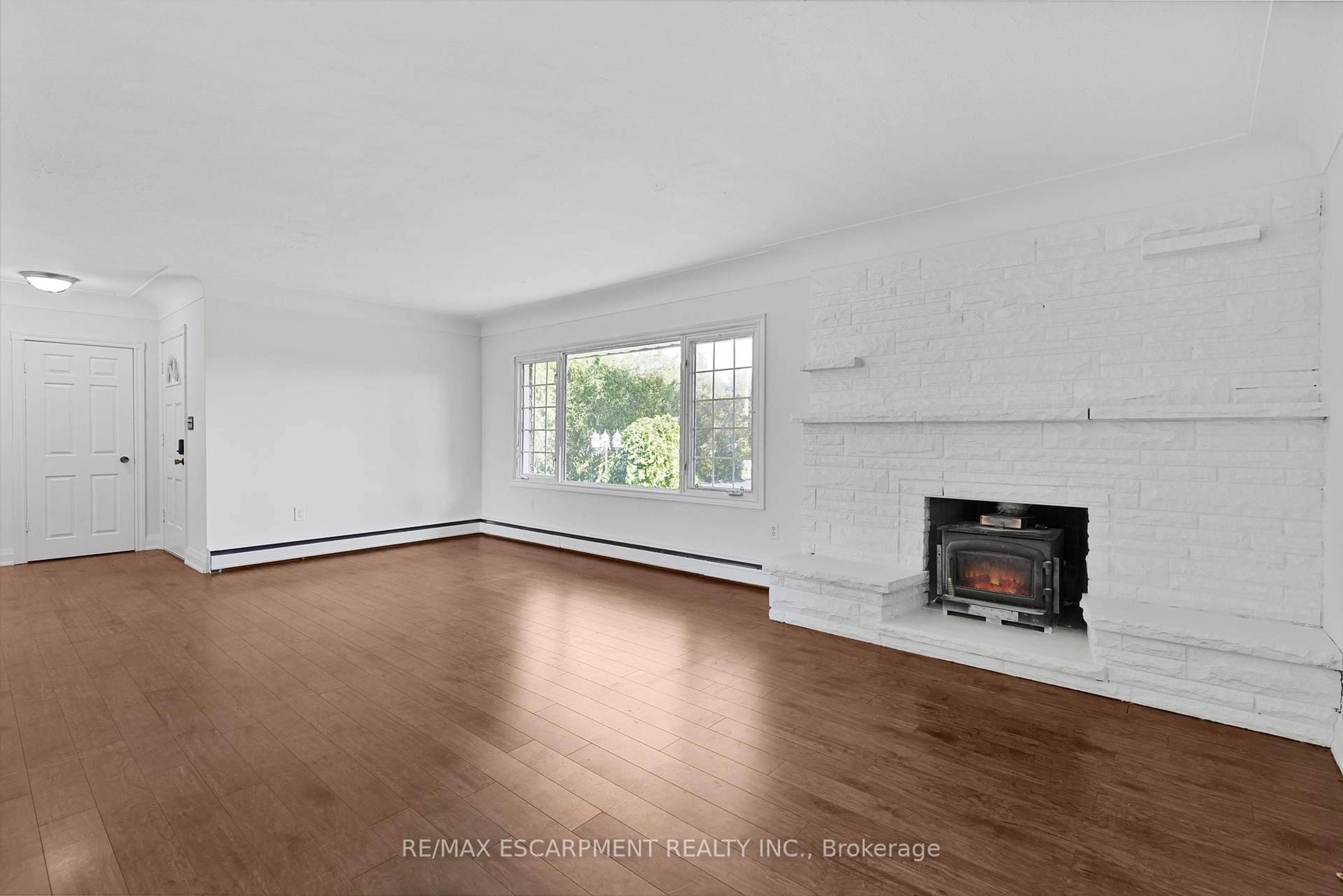 A pic of a room for 585 Fifth Rd, Hamilton Ontario L8J 3K9