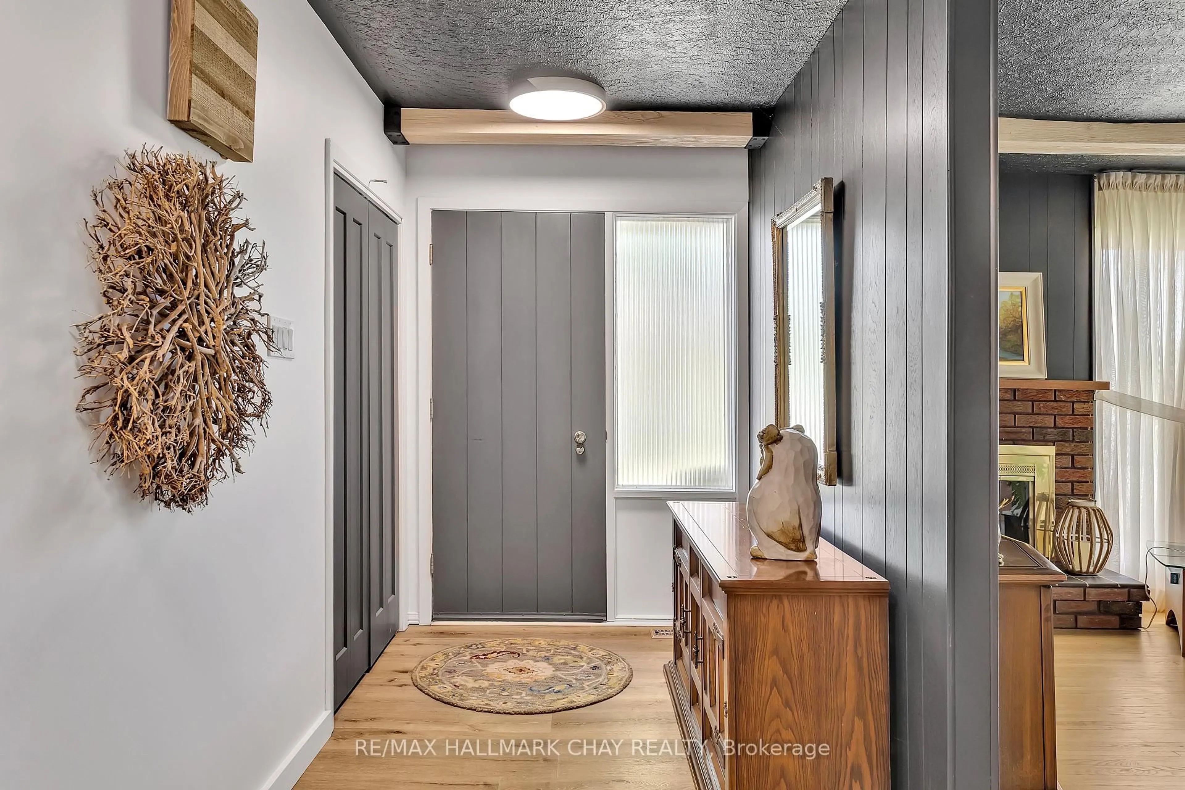 Indoor entryway for 1009 FAIRBAIRN St, Peterborough Ontario K9K 1C1