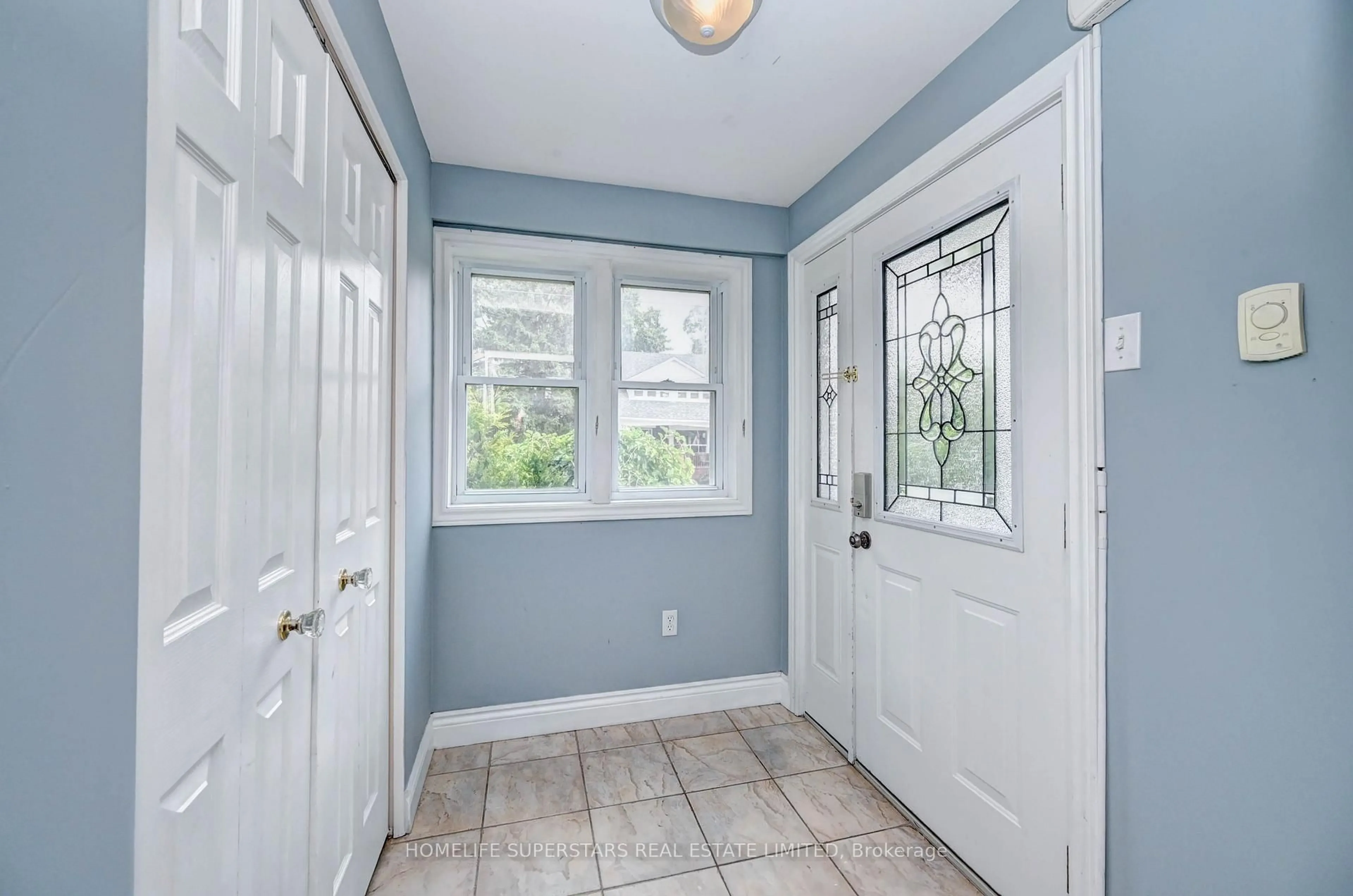 Indoor entryway for 31 Troy St, Kitchener Ontario N2H 1L7