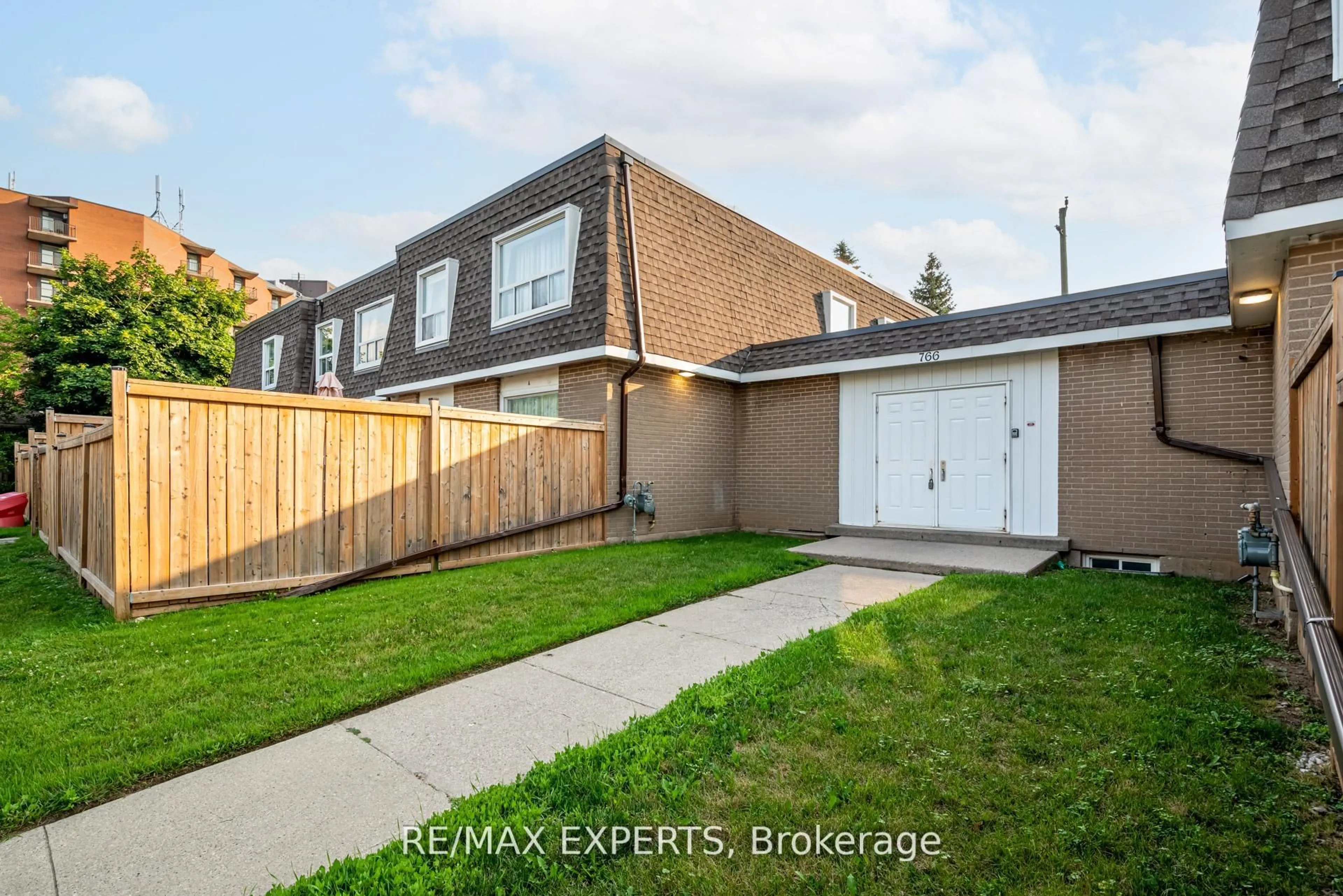 A pic from outside/outdoor area/front of a property/back of a property/a pic from drone, street for 766 WALTER St #J, Cambridge Ontario N3H 4P3