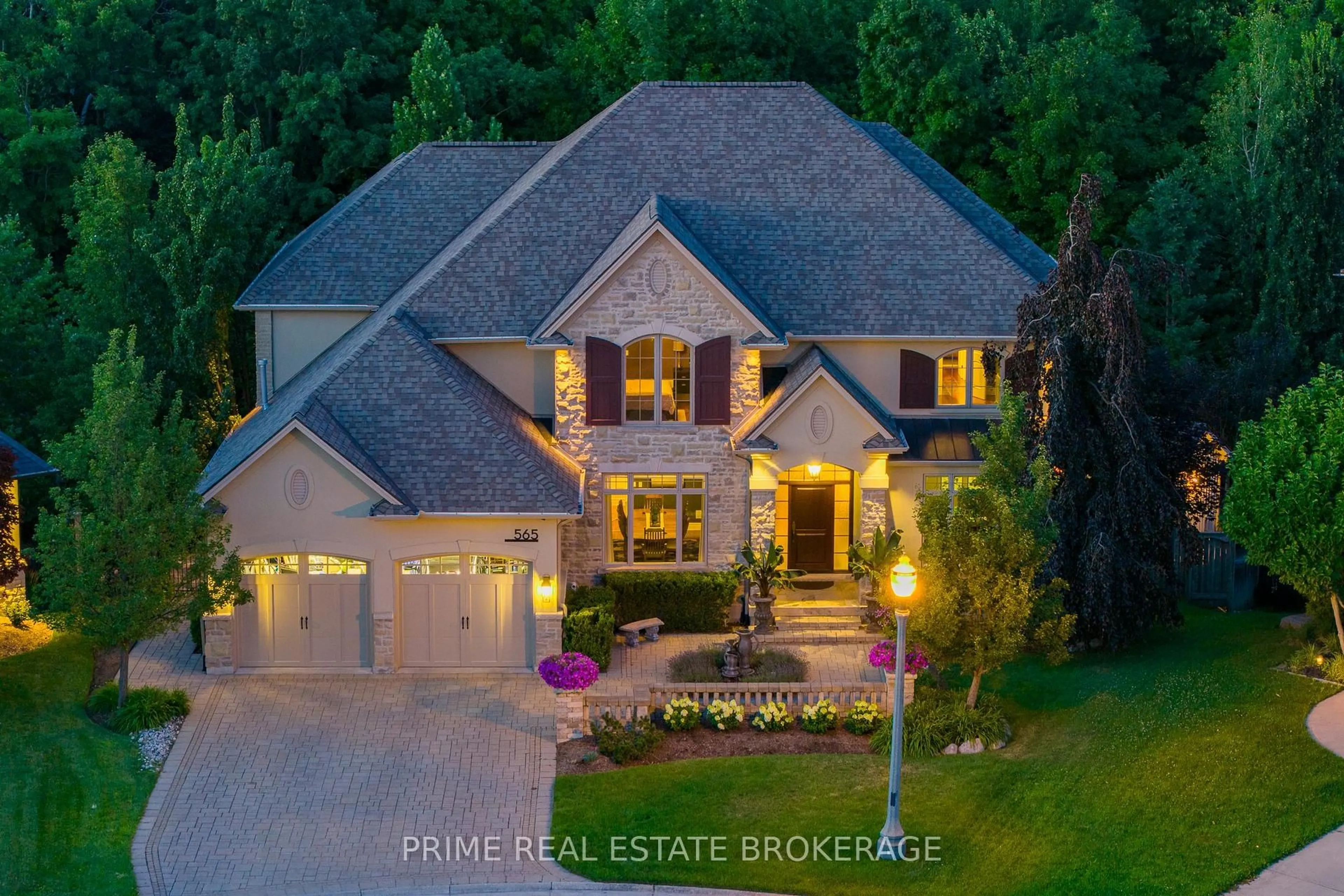 A pic from outside/outdoor area/front of a property/back of a property/a pic from drone, street for 565 Eagletrace Dr, London North Ontario N6G 0E8