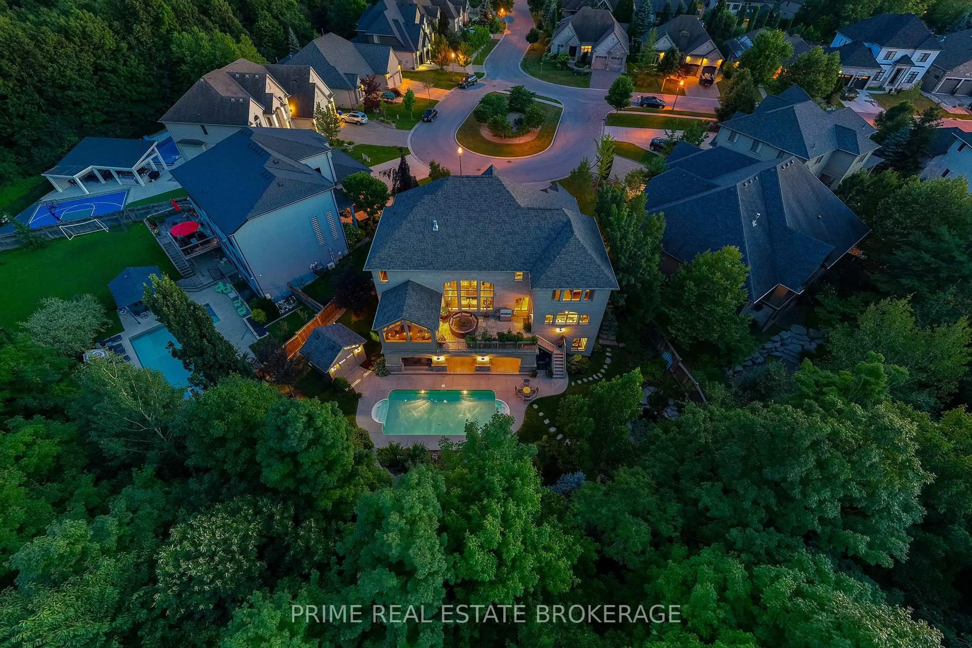 A pic from outside/outdoor area/front of a property/back of a property/a pic from drone, street for 565 Eagletrace Dr, London North Ontario N6G 0E8